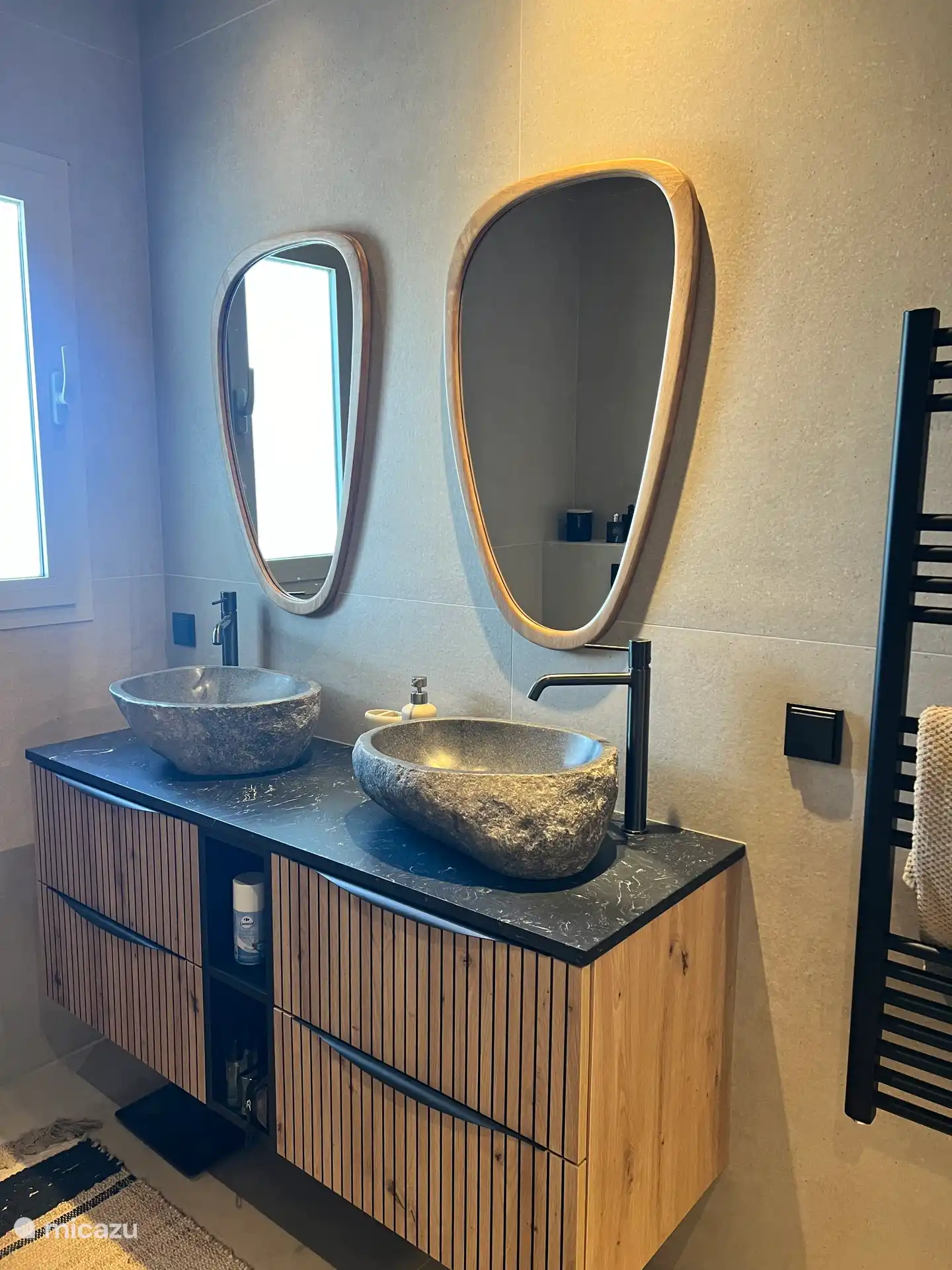 Le lavabo de la salle de bain appartenant à la chambre parentale