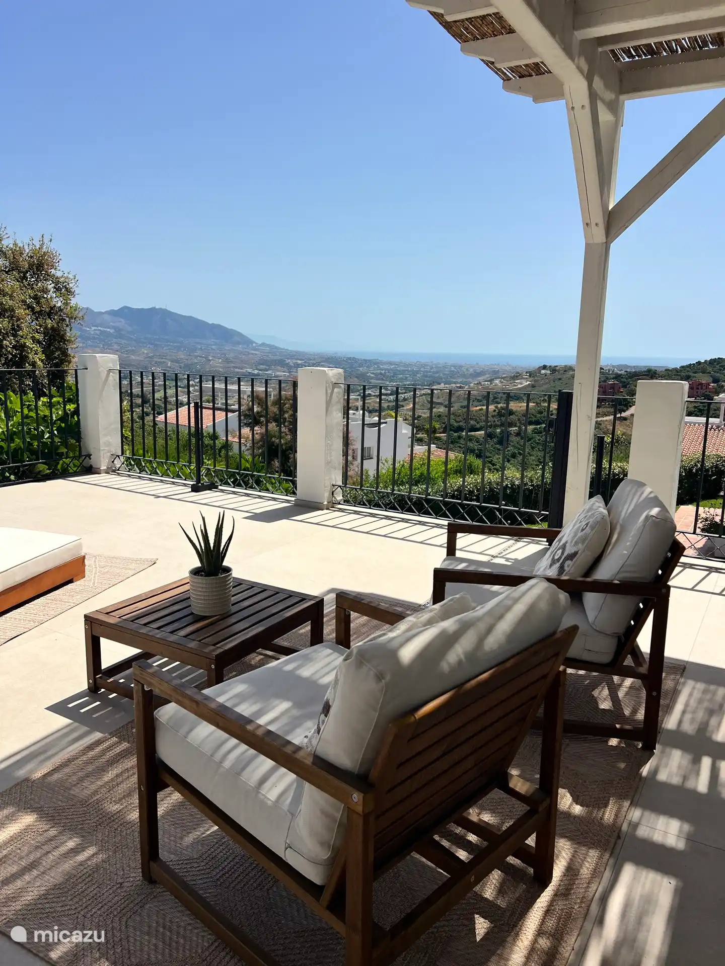 Vue sur la mer depuis l’endroit où nous buvons du café sous la pergola le matin.