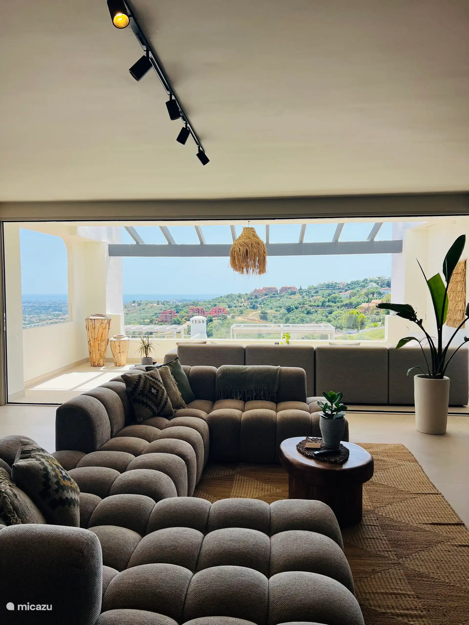 Le salon offre une belle vue dégagée, la porte de liaison peut s’ouvrir, créant un espace ouvert entre l’intérieur et l’extérieur. 