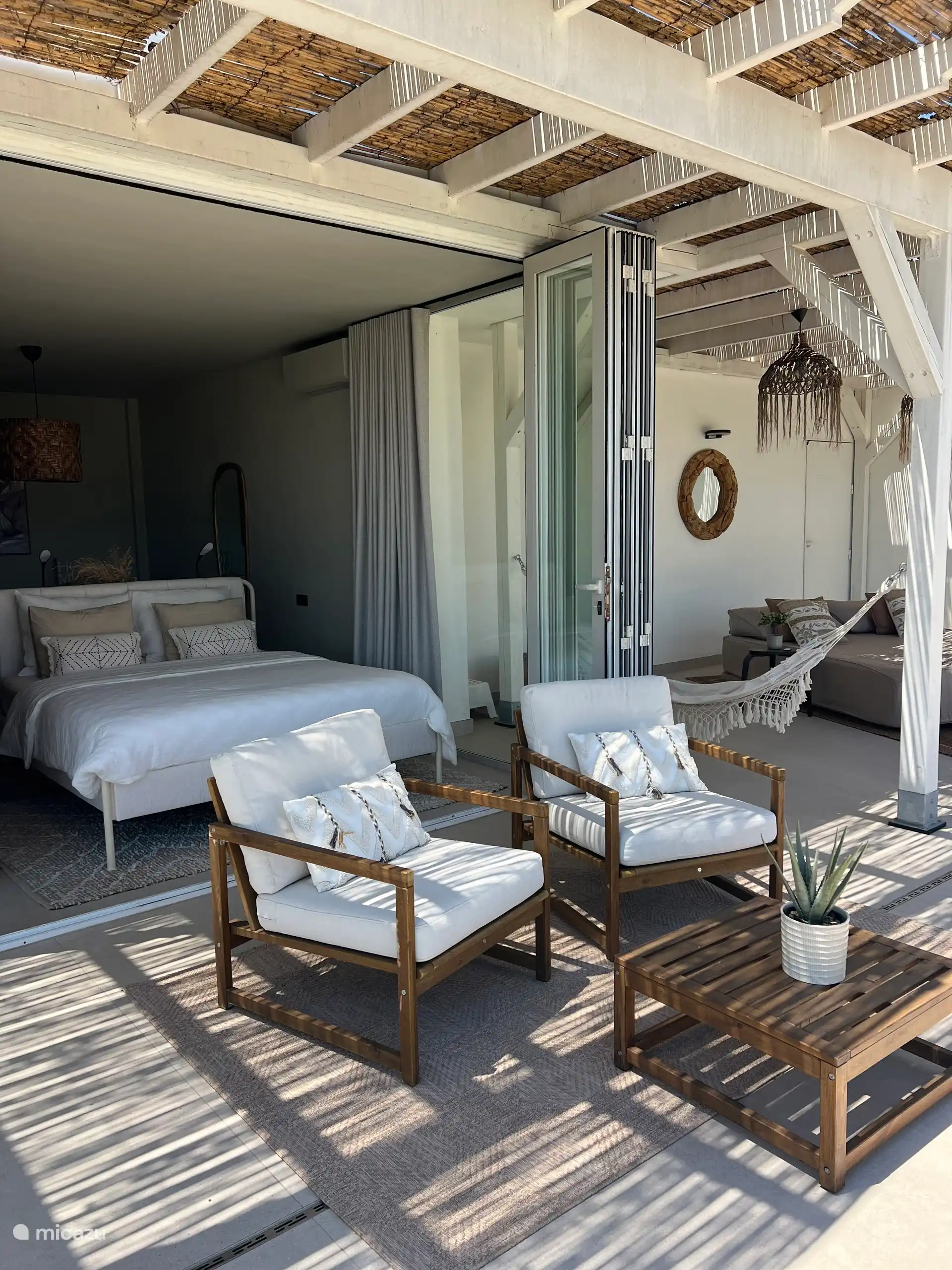 La chambre à coucher et la terrasse du soleil sont reliées. En ouvrant la porte de l’harmonica, la chambre est reliée à la terrasse. 