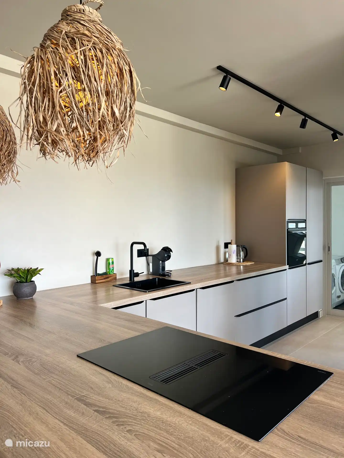 La cuisine ouverte reliait au salon avec un îlot de cuisson donnant sur le salon.