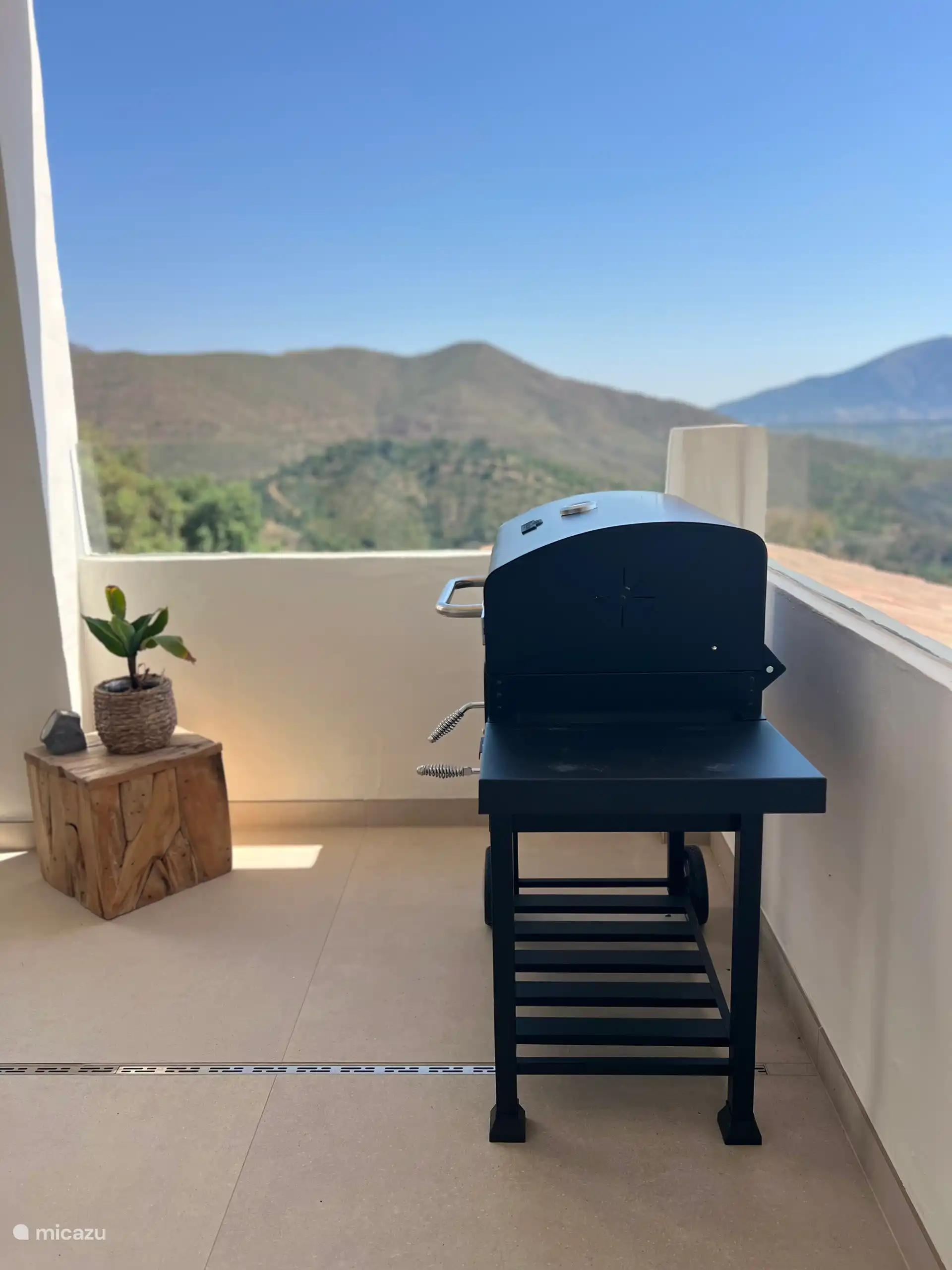 Pendant que vous préparez la viande au barbecue, vous pouvez profiter de la magnifique vue sur les montagnes et la mer.