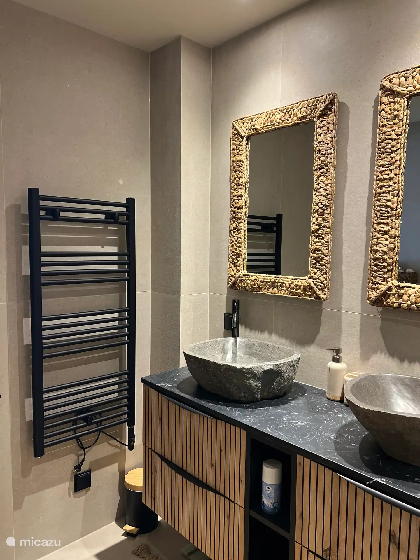 Le lavabo de la salle de bain qui appartient à la chambre d’amis.