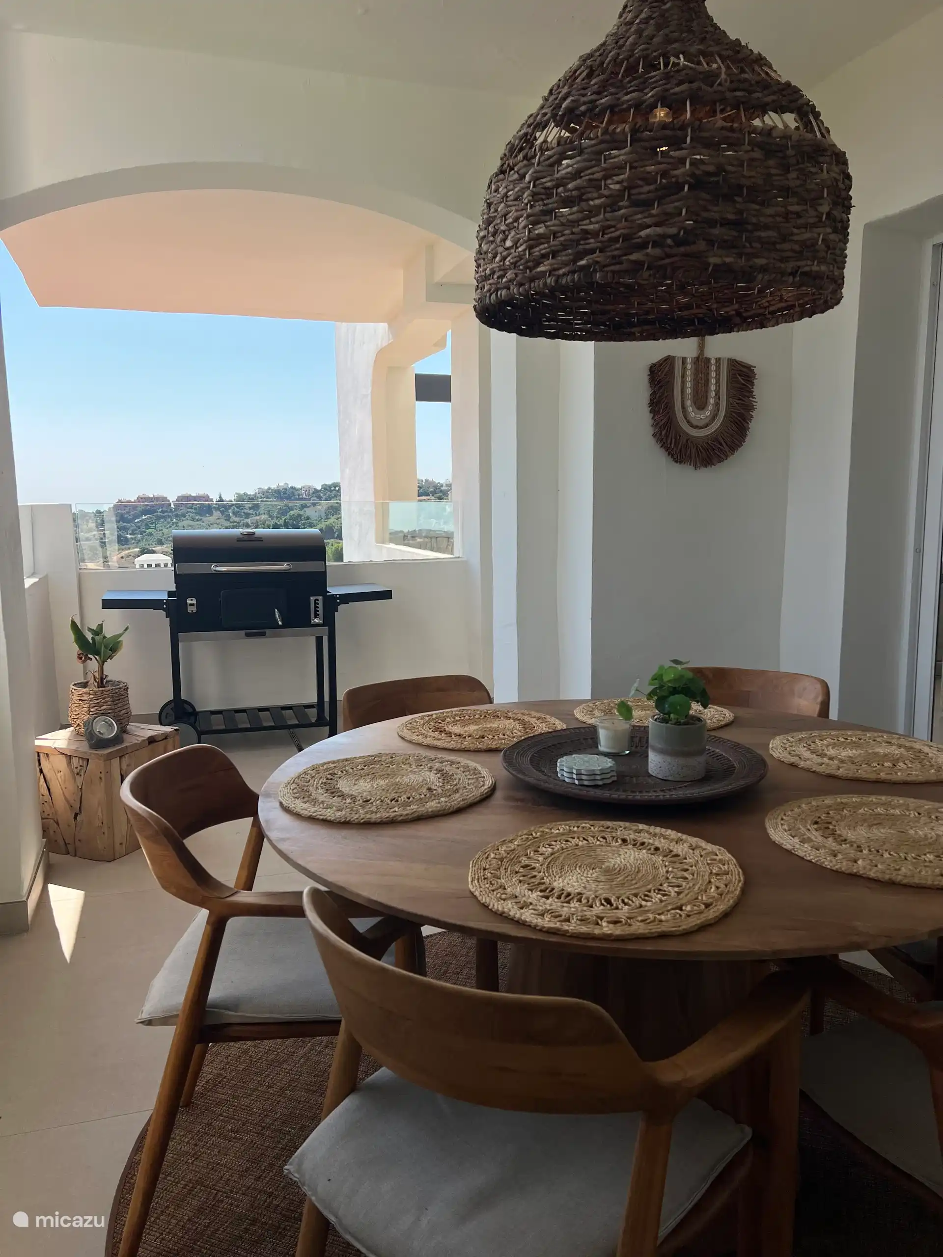 Voici la terrasse du petit-déjeuner et de la restauration, où un délicieux barbecue est également prêt à être utilisé.