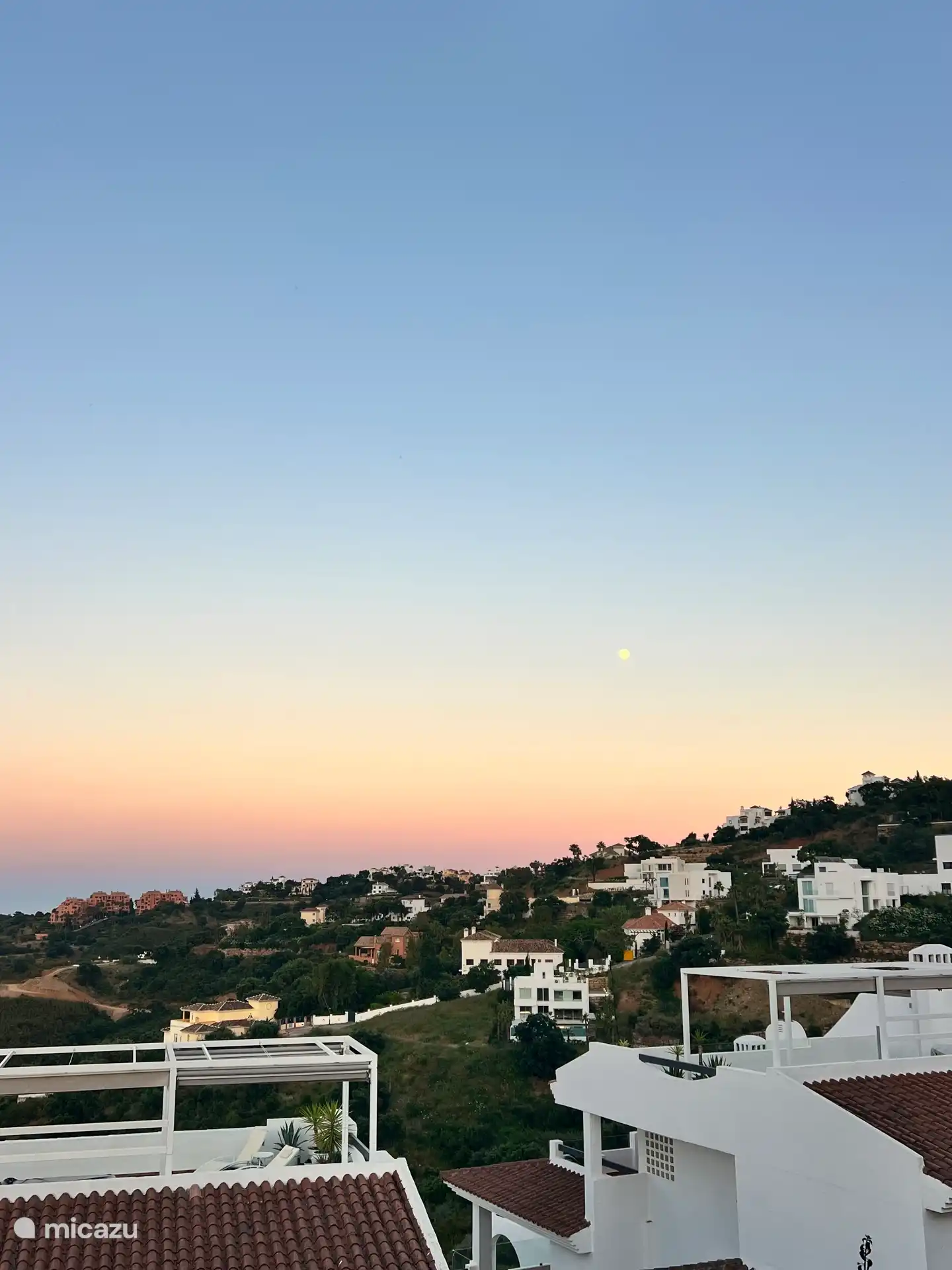 Le jeu des couleurs du coucher de soleil chaque soir.