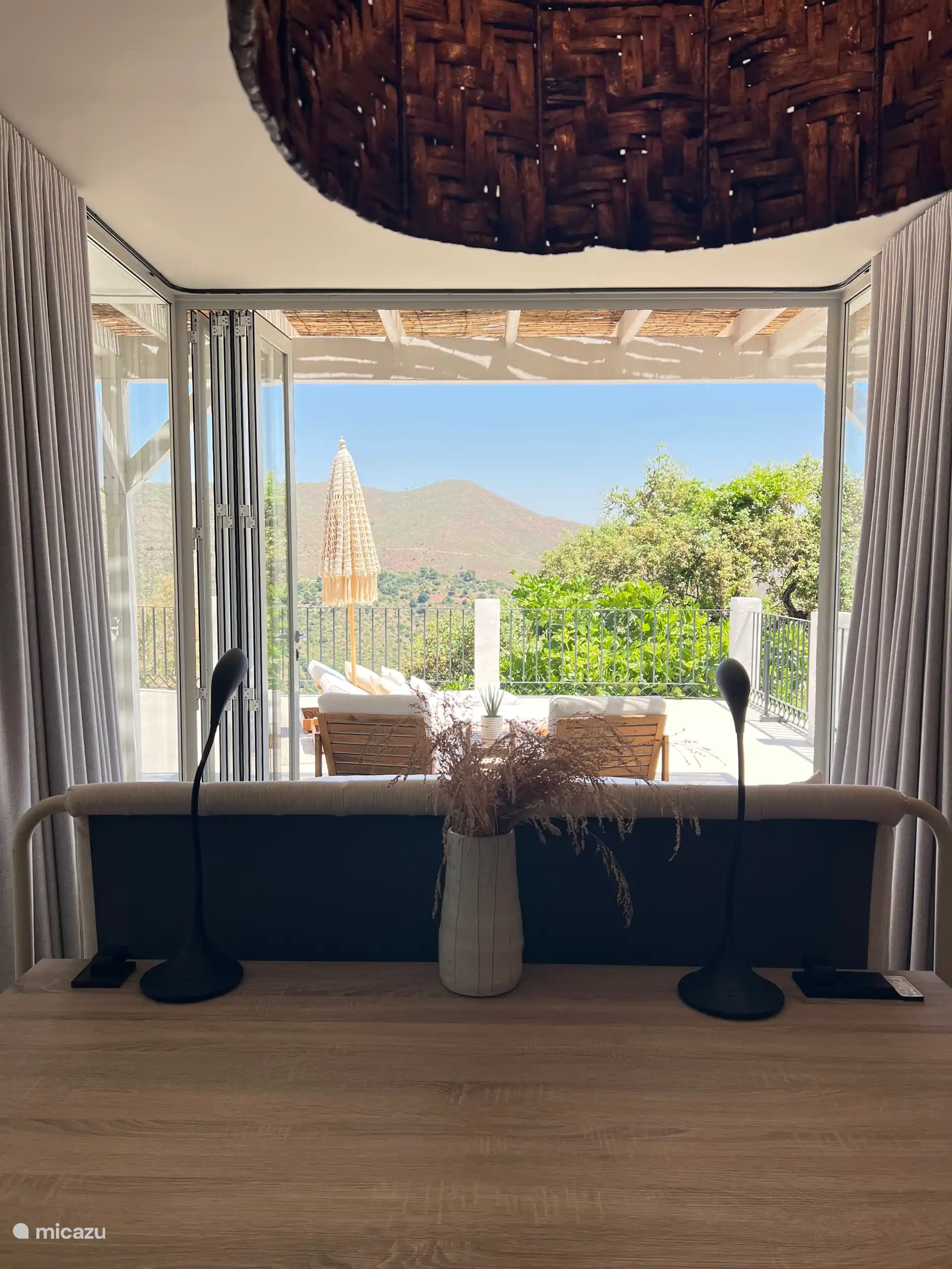 La vue depuis la chambre principale sur la terrasse.