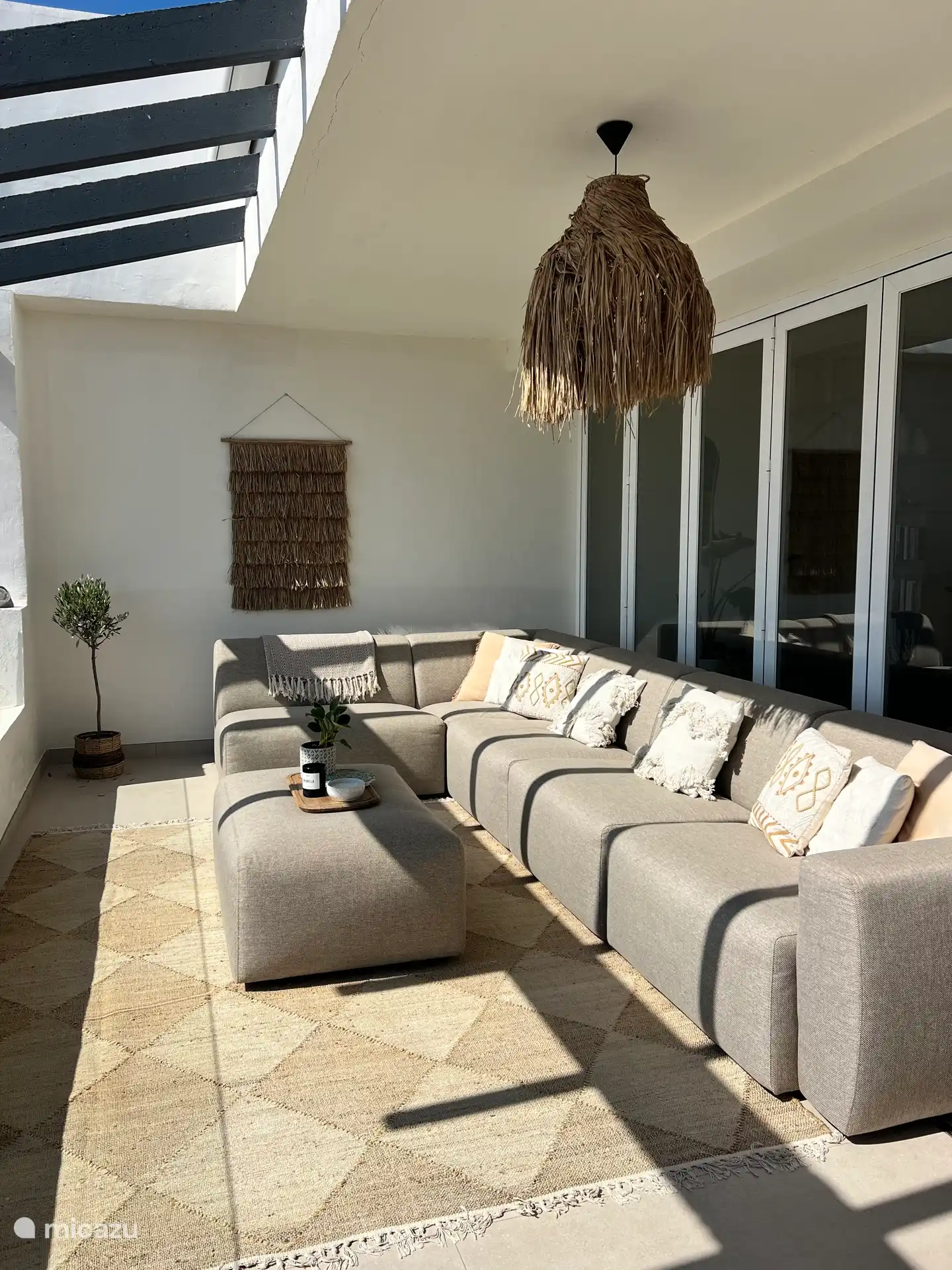 Un canapé extérieur sur la terrasse avant où vous pouvez vous asseoir et profiter de la magnifique vue.