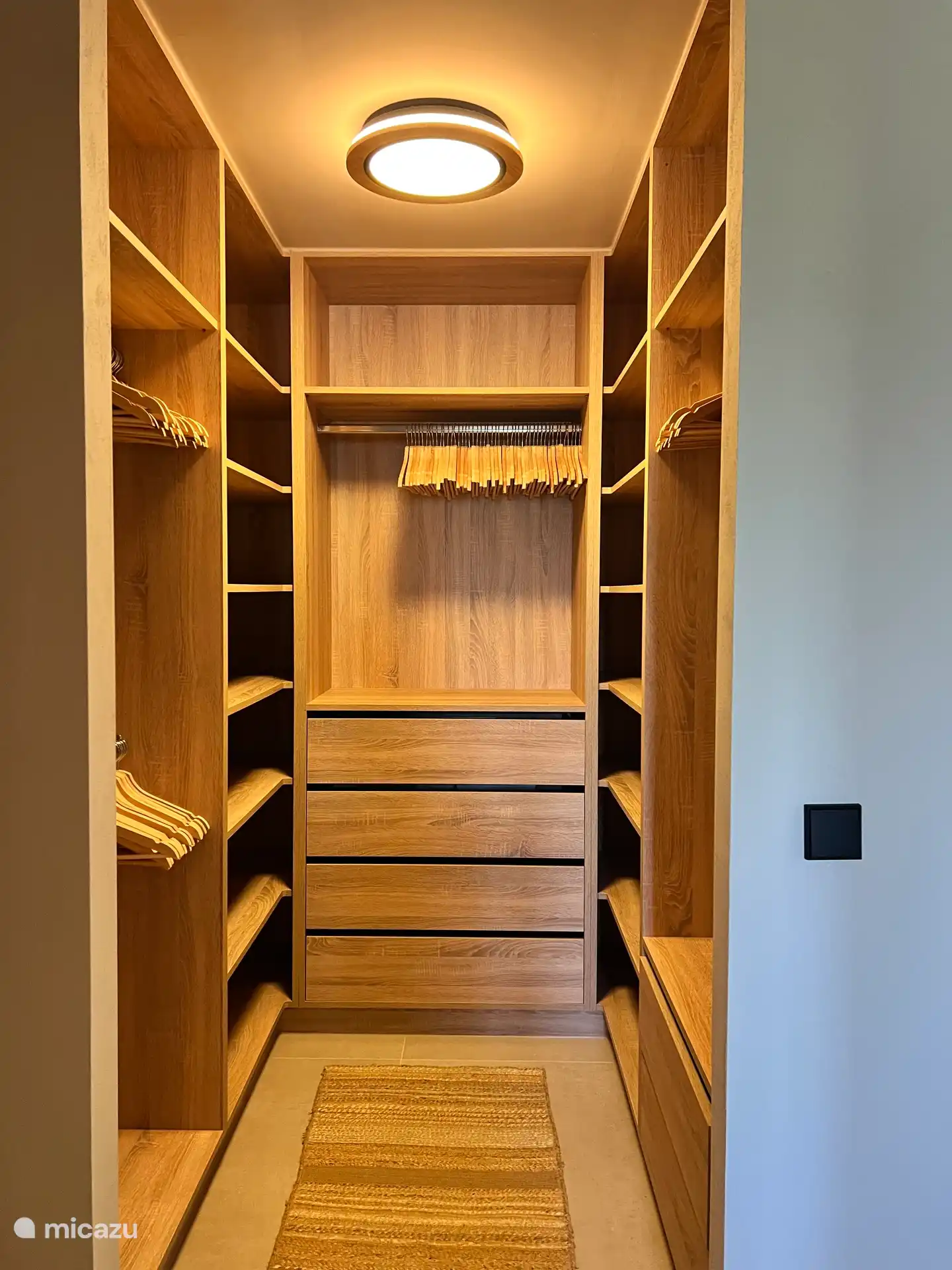 Le dressing de la chambre principale.