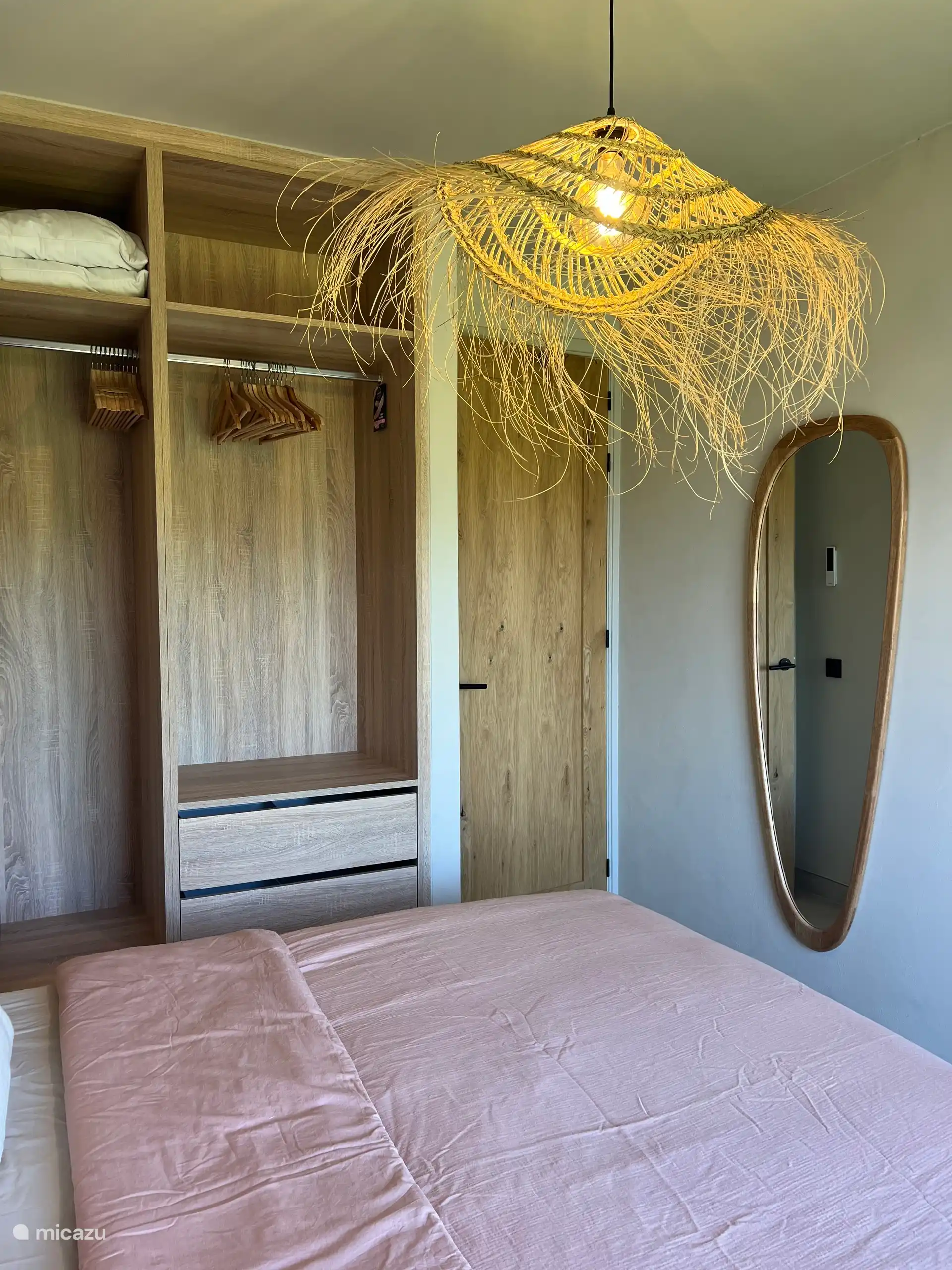La vue sur le placard, la porte et le miroir de la première chambre d’amis.