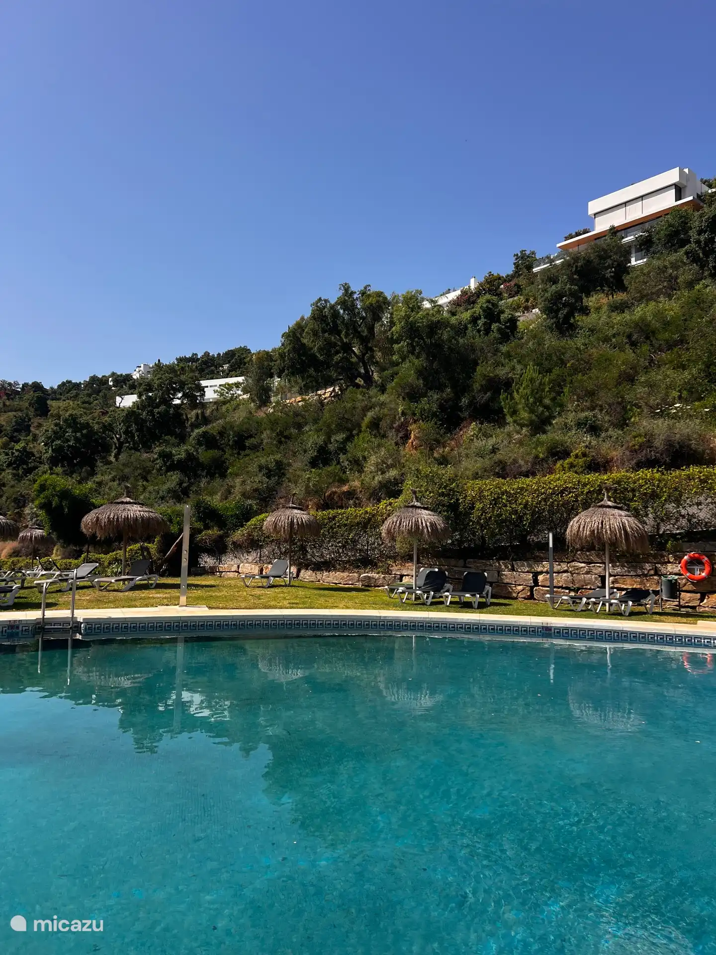 C’est la piscine à débordement de la communauté, également avec vue sur la mer.