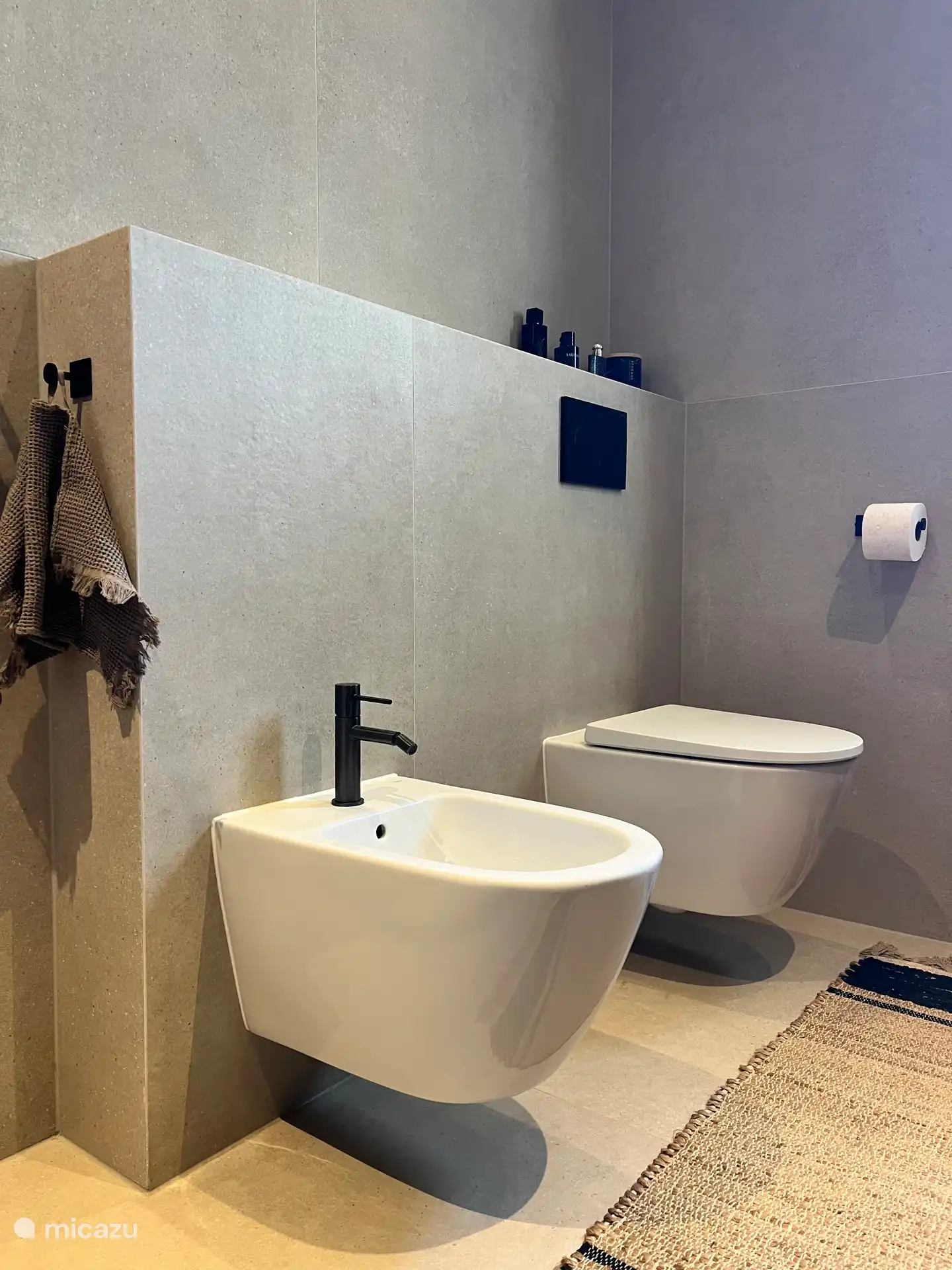 Les toilettes et le bidet de la chambre principale.