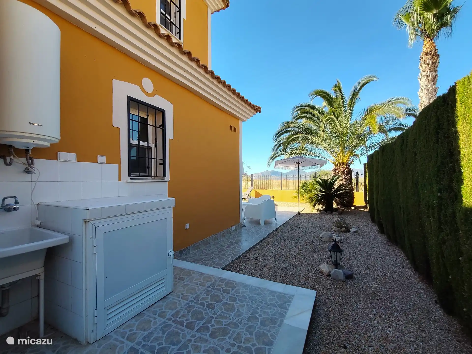 Lado de la casa donde está la lavadora