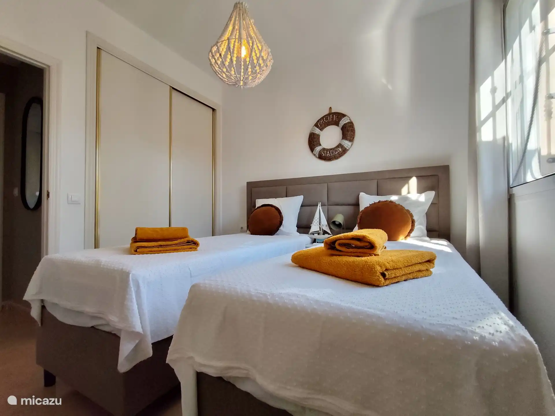 Dormitorio en la planta baja con 2 camas individuales y armario empotrado