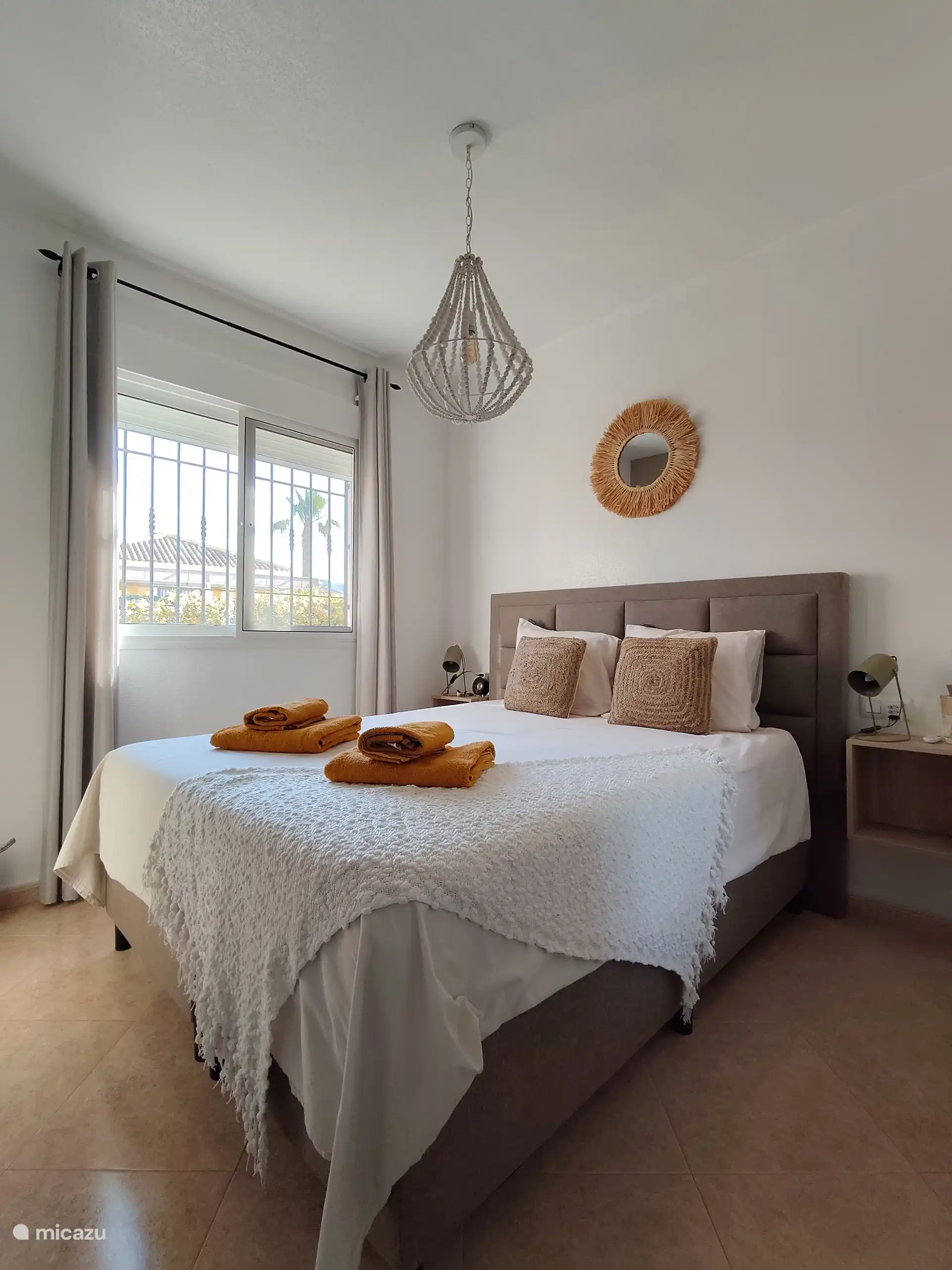 Dormitorio de abajo con una cama matrimonial y armarios empotrados