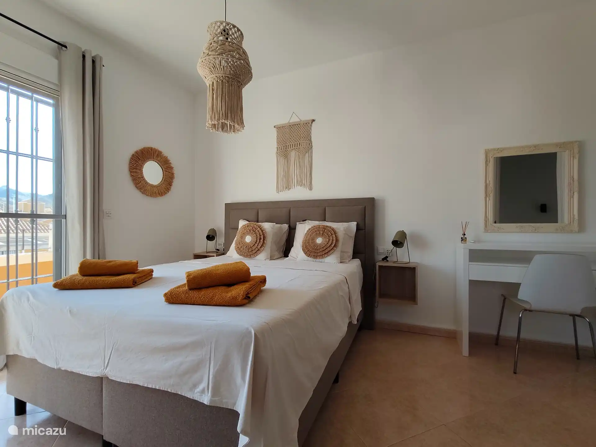 Dormitorio en la planta superior con baño privado y balcón