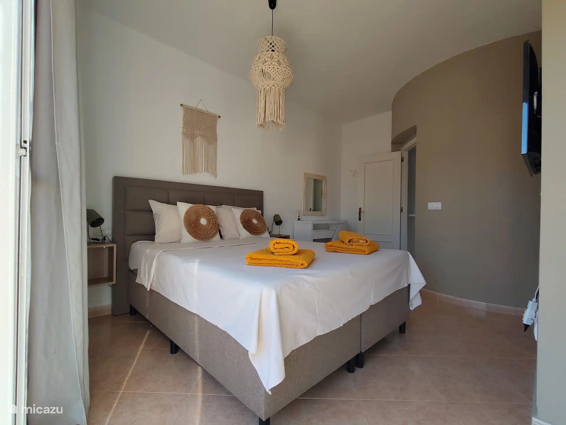 Dormitorio en la planta superior con balcón y baño privados