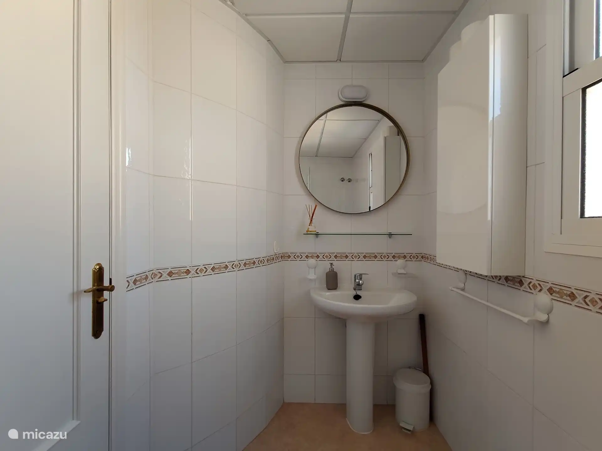 Baño de arriba con ducha, inodoro y lavabo
