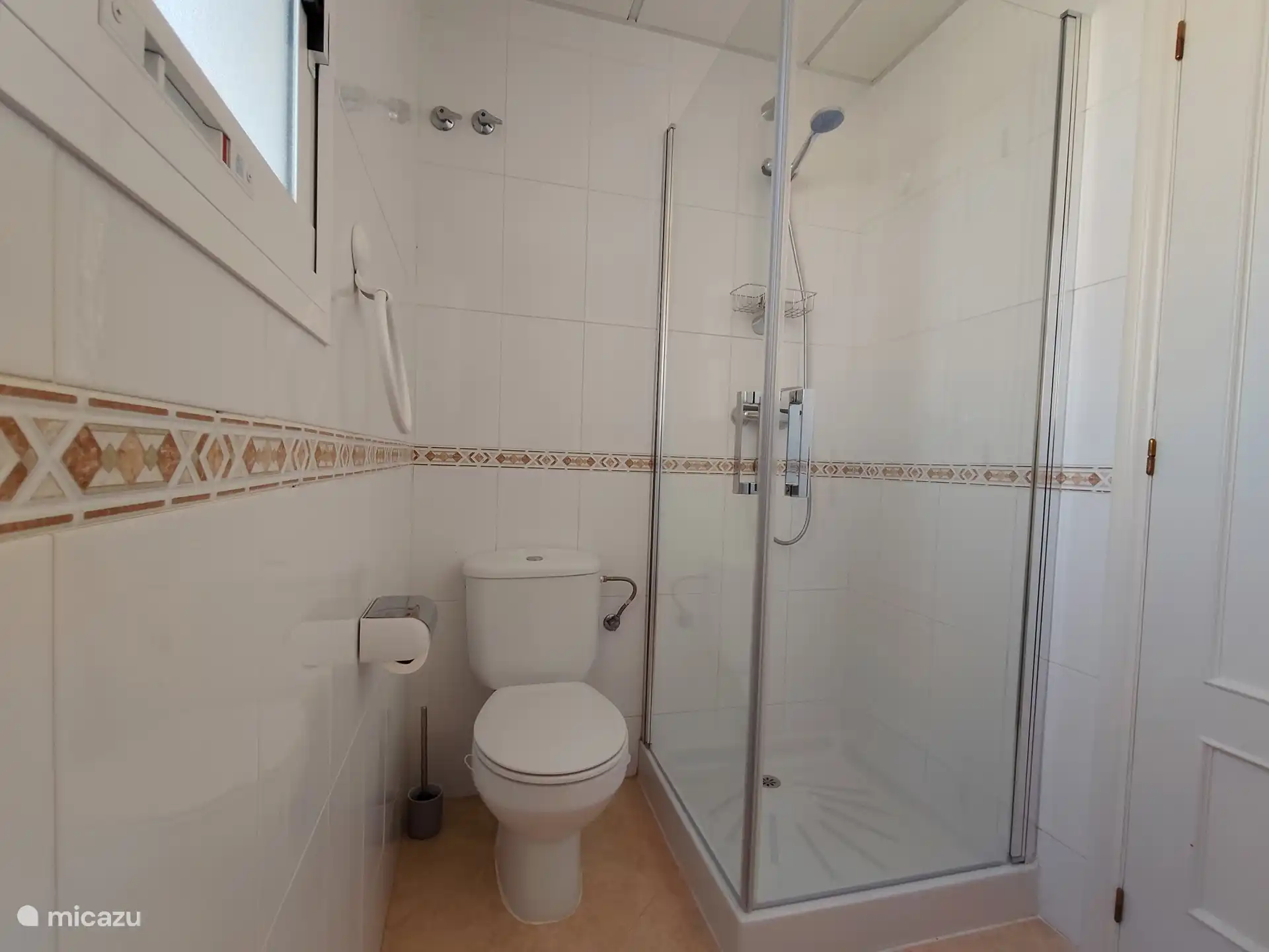 Baño de arriba con ducha, inodoro y lavabo