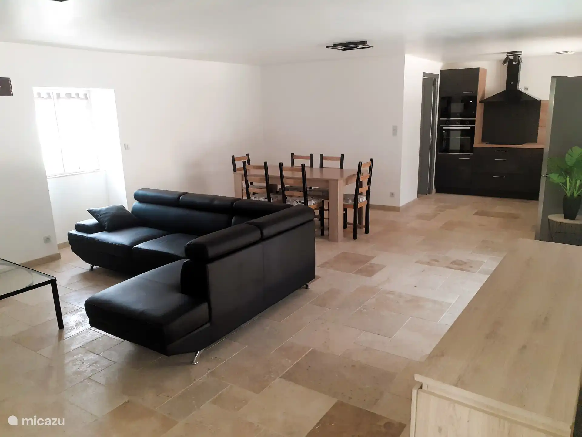 De woonkamer met open keuken