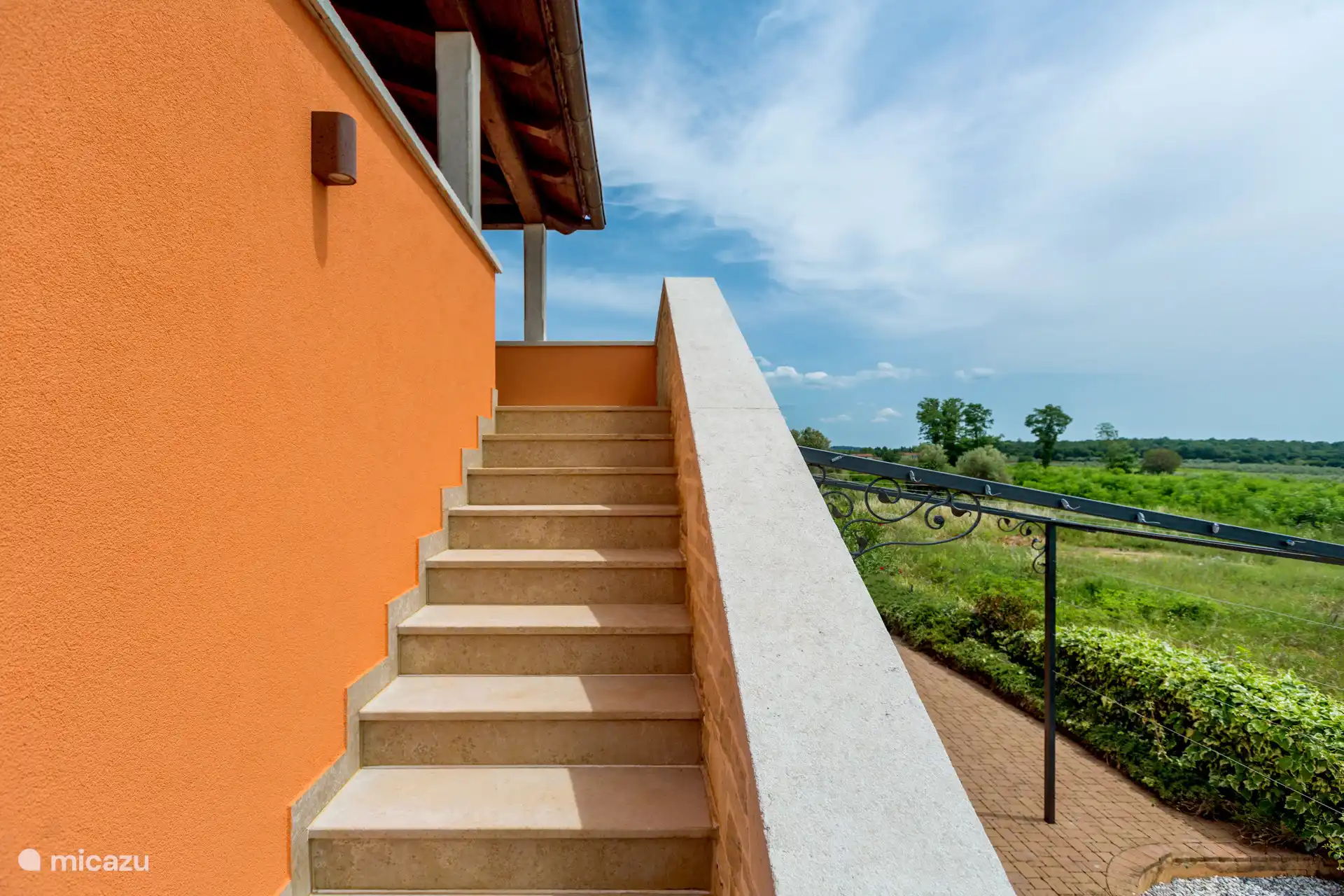 Treppen zur oberen Terrasse