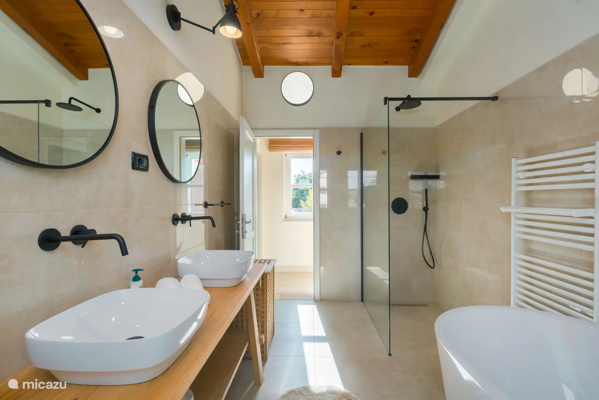 Modernes Badezimmer