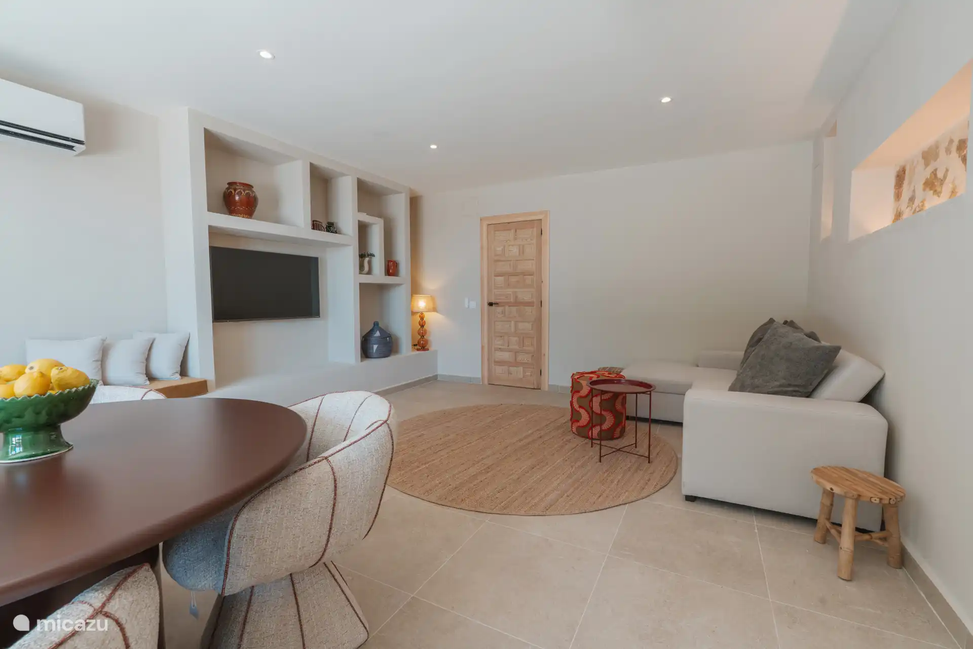 Chambre détente atmosphérique, qui peut être transformée en une chambre très confortable pour deux personnes. Le canapé d’angle est ensuite transformé en canapé-lit haut de gamme pour 2 personnes avec un surmatelas doux.