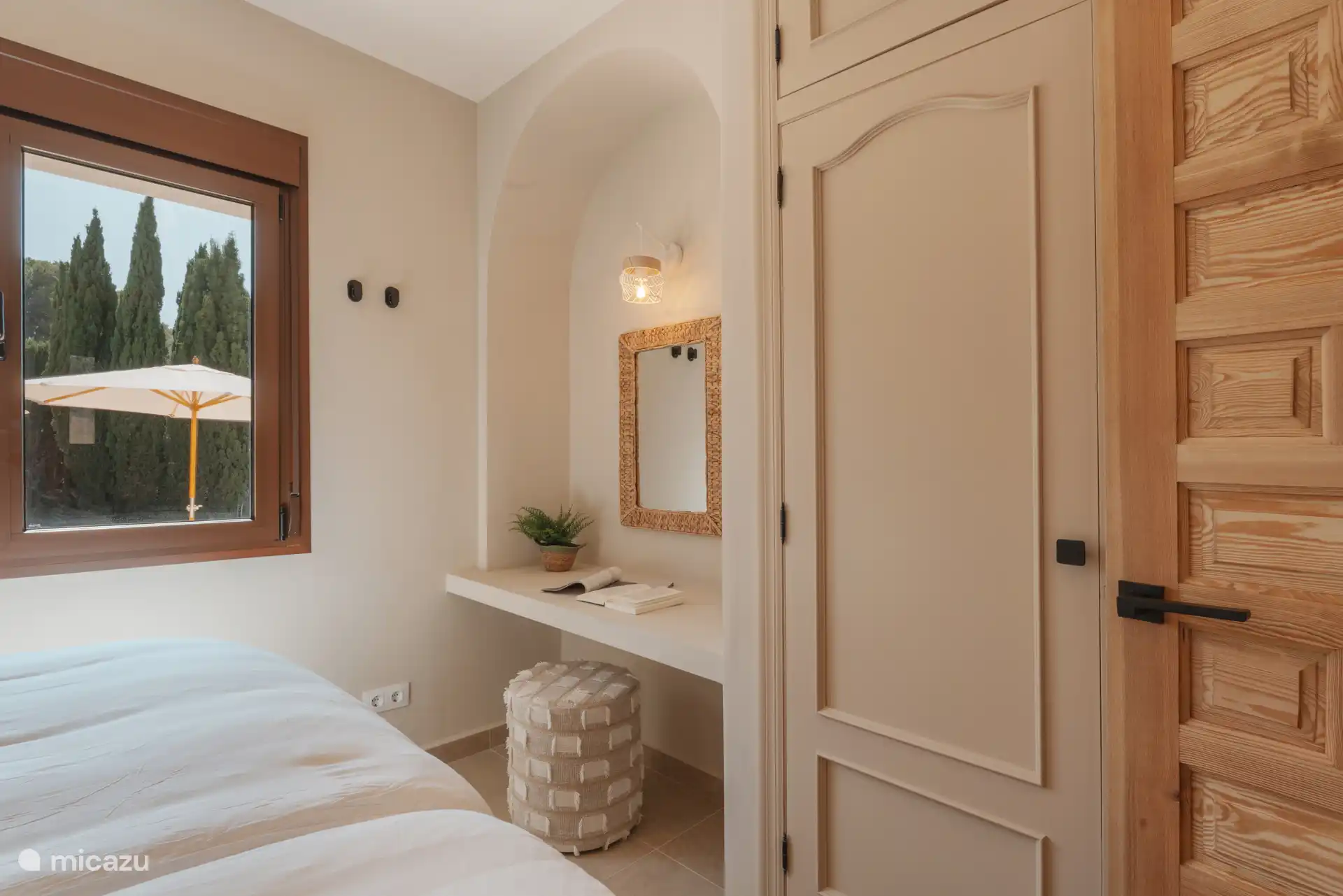 Chambre décorée de façon attrayante.