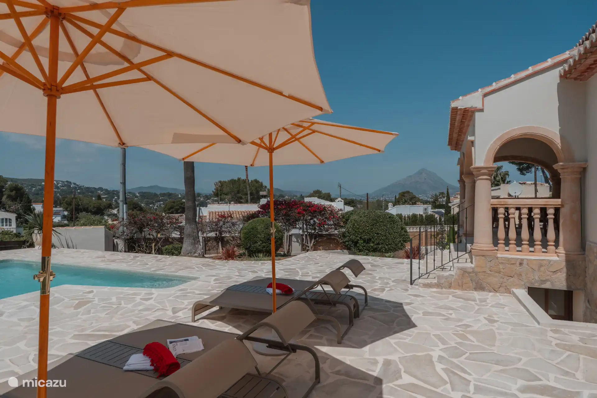 La vaste terrasse ensoleillée, située en privé, avec vue panoramique, soleil toute la journée et coucher de soleil chaque soir.