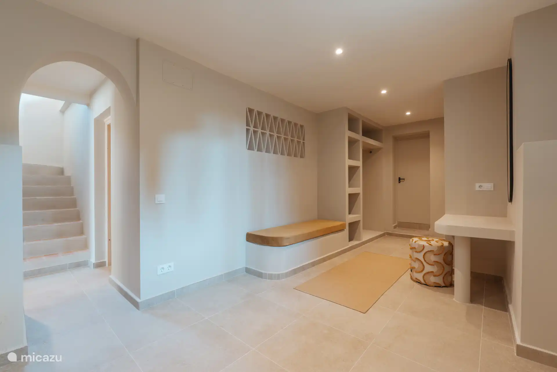 Un dressing avec beaucoup d’espace dans le placard. Cette pièce donne accès à la troisième salle de bain et offre également un espace pour le yoga et l’entraînement.