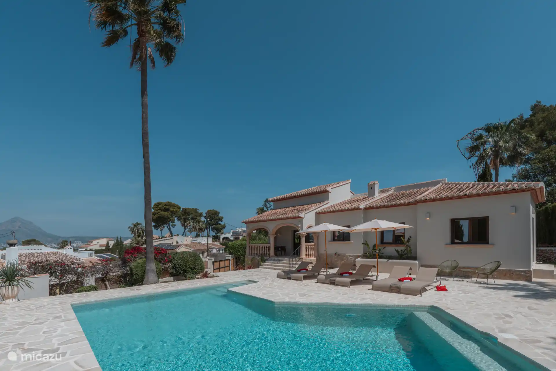 La vaste terrasse ensoleillée, située en privé, avec vue panoramique, soleil toute la journée et coucher de soleil chaque soir.
