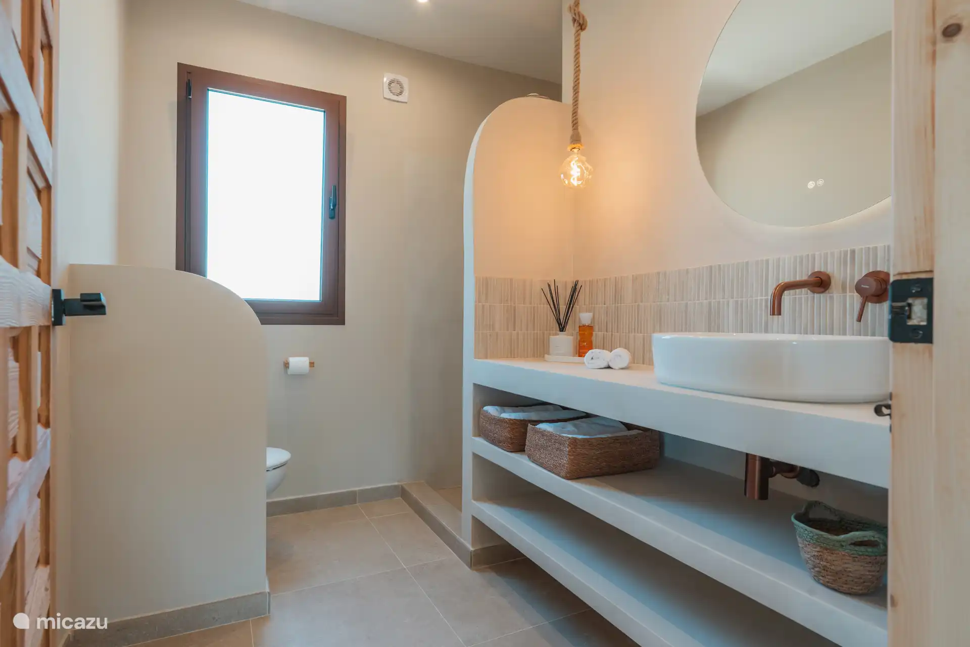 Une des trois salles de bain de luxe avec douche et toilettes privées.