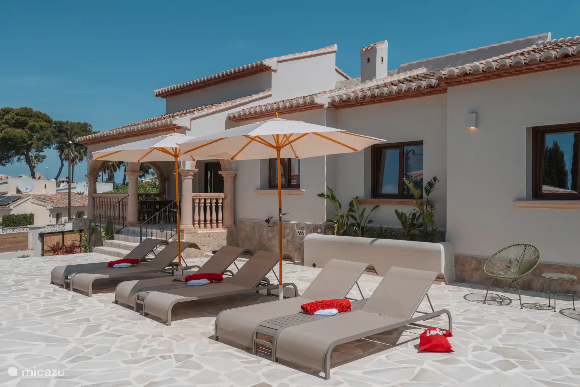 La vaste terrasse ensoleillée, située en privé, avec vue panoramique, soleil toute la journée et coucher de soleil chaque soir.