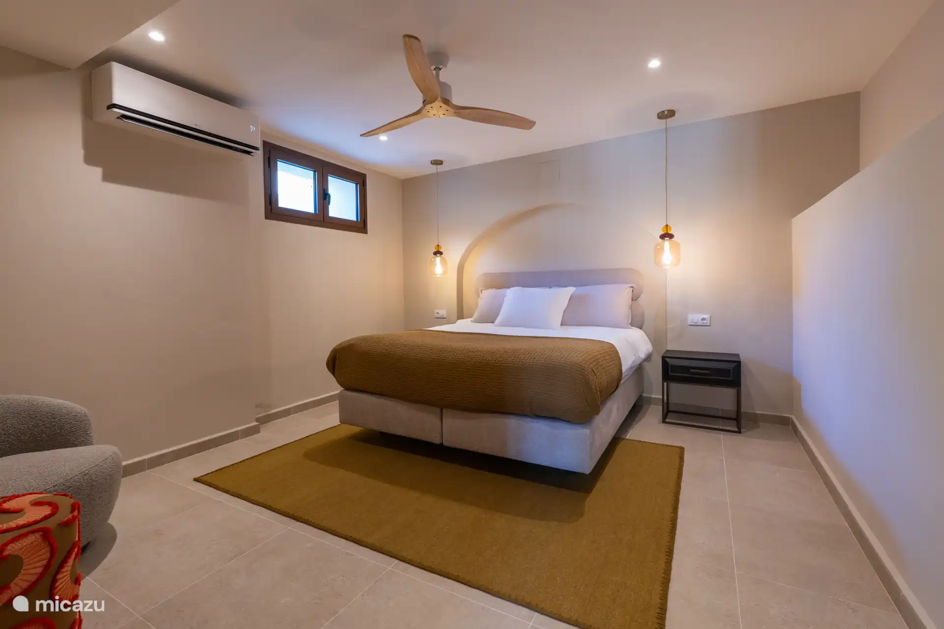 Chambre dans un sous-sol frais avec un lit d’hôtel haut de gamme pour 2 personnes.