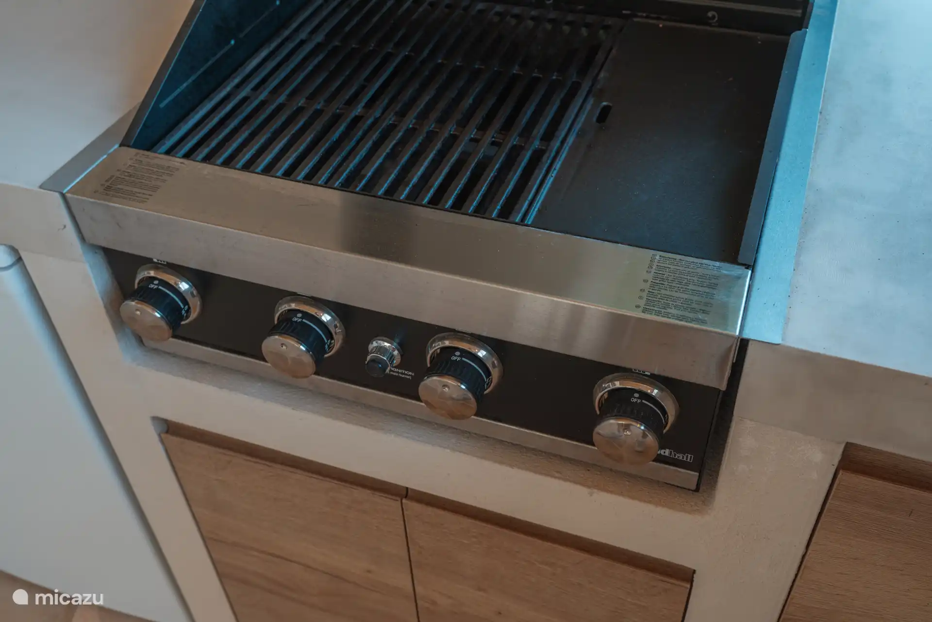 D’un simple mouvement du poignet, ce barbecue est prêt et peut être grillé à volonté.