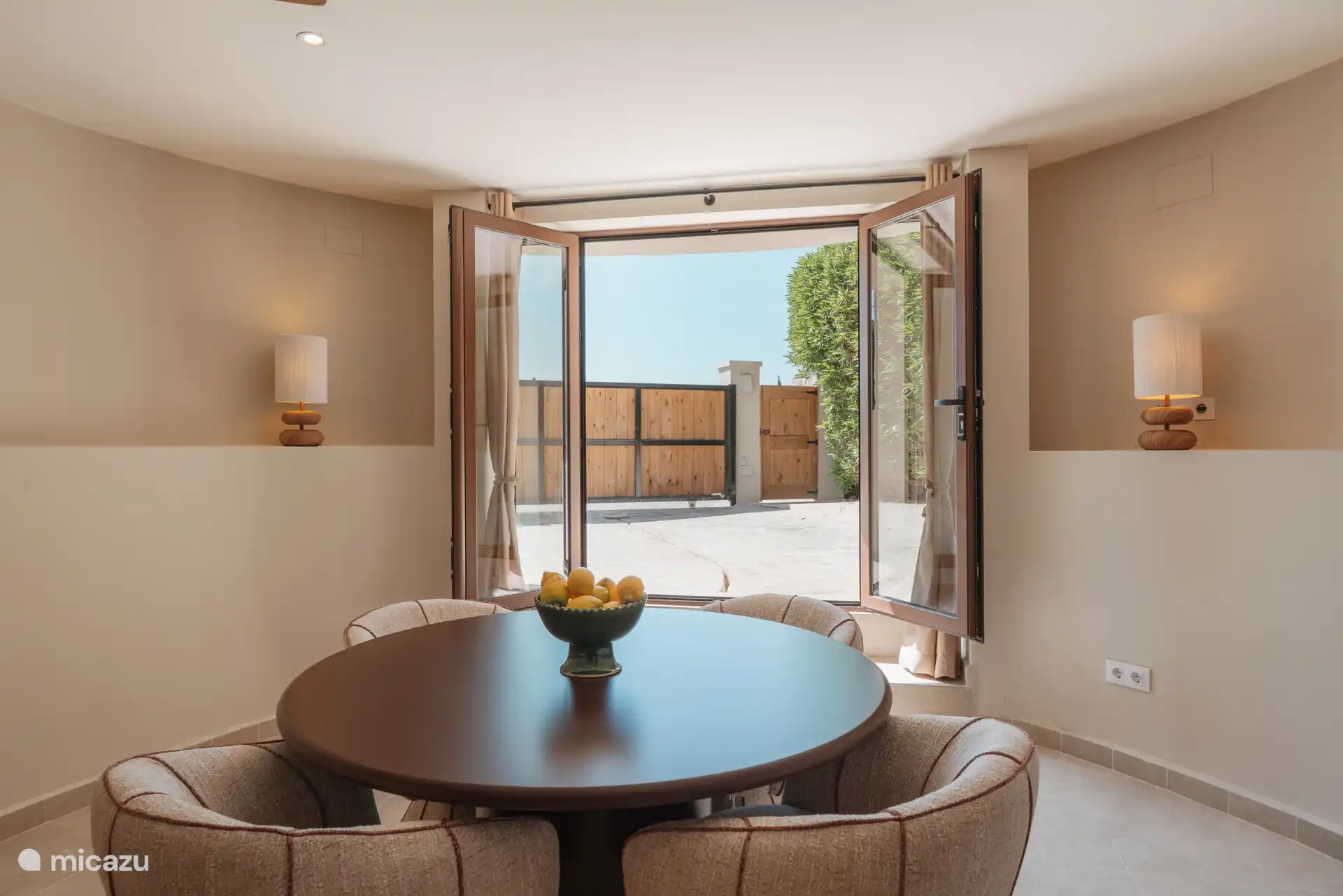 Salle de repos avec des portes-fenêtres donnant sur l’extérieur.