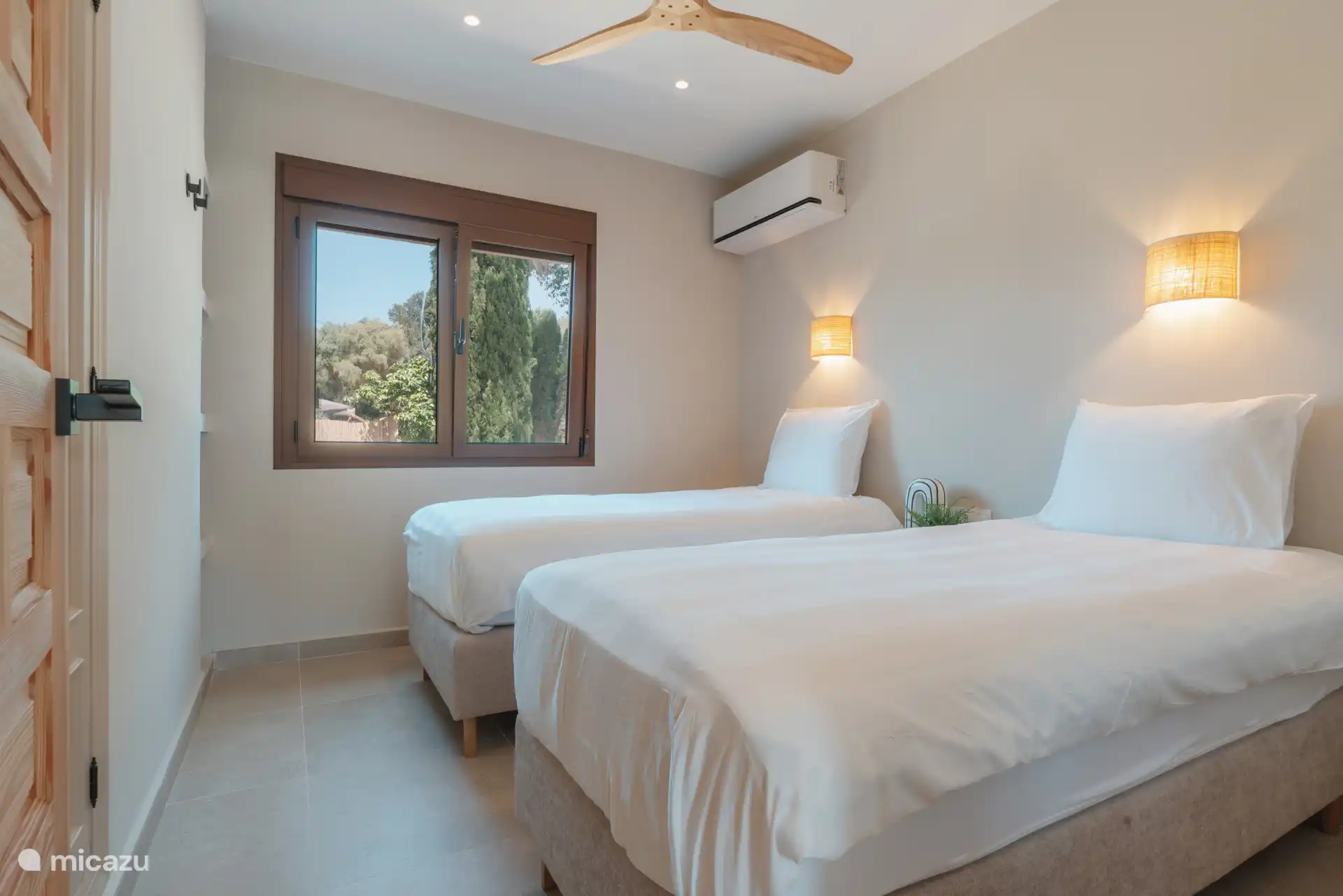Chambre à couloir, rez-de-chaussée avec des lits d’hôtel haut de gamme / climatisation et vans.