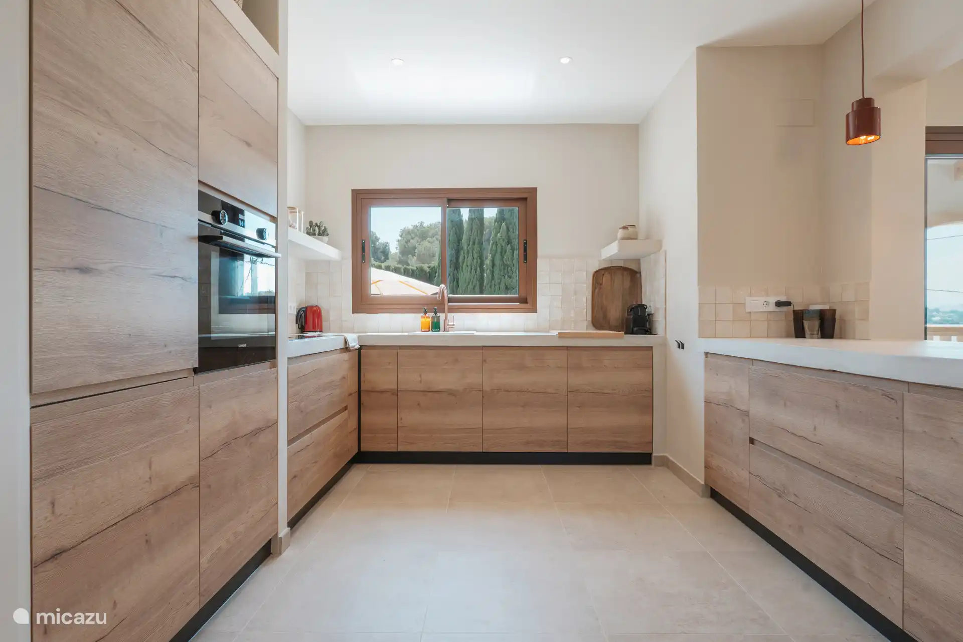 Cuisine spacieuse en forme de U avec beaucoup d’espace de travail