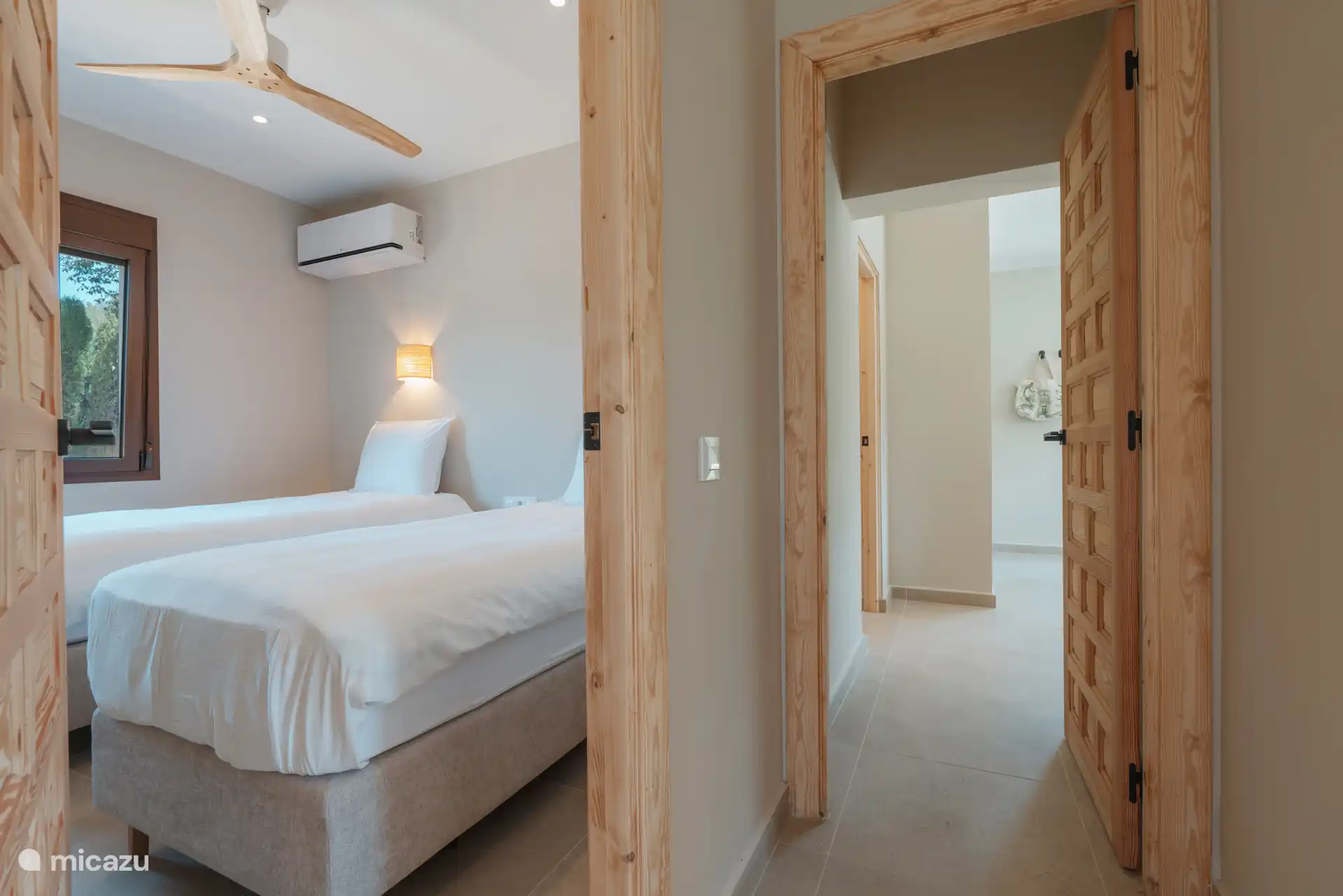 Chambre à couloir, rez-de-chaussée avec des lits d’hôtel haut de gamme / climatisation et vans.
