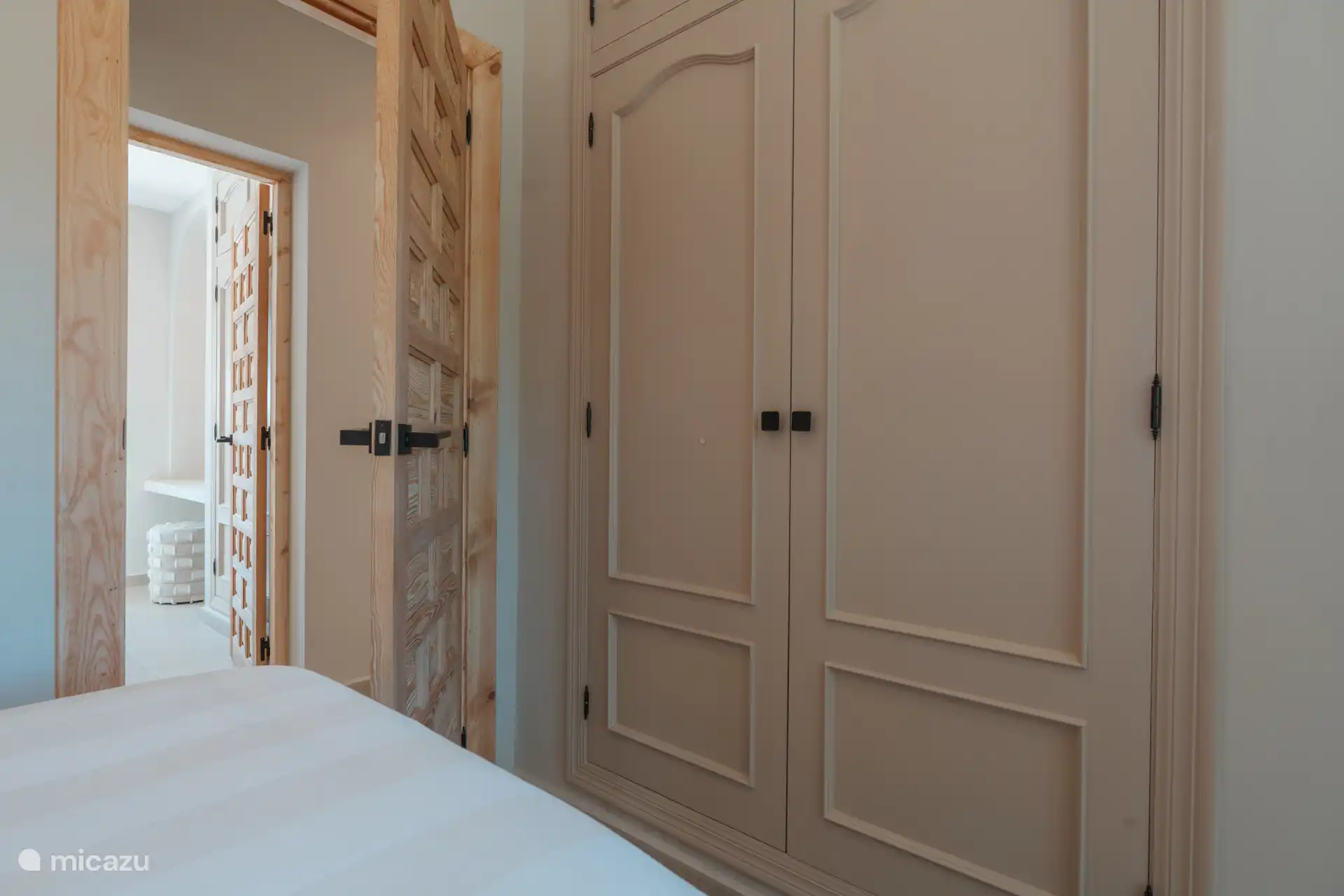 Des chambres avec beaucoup d’espace de placard