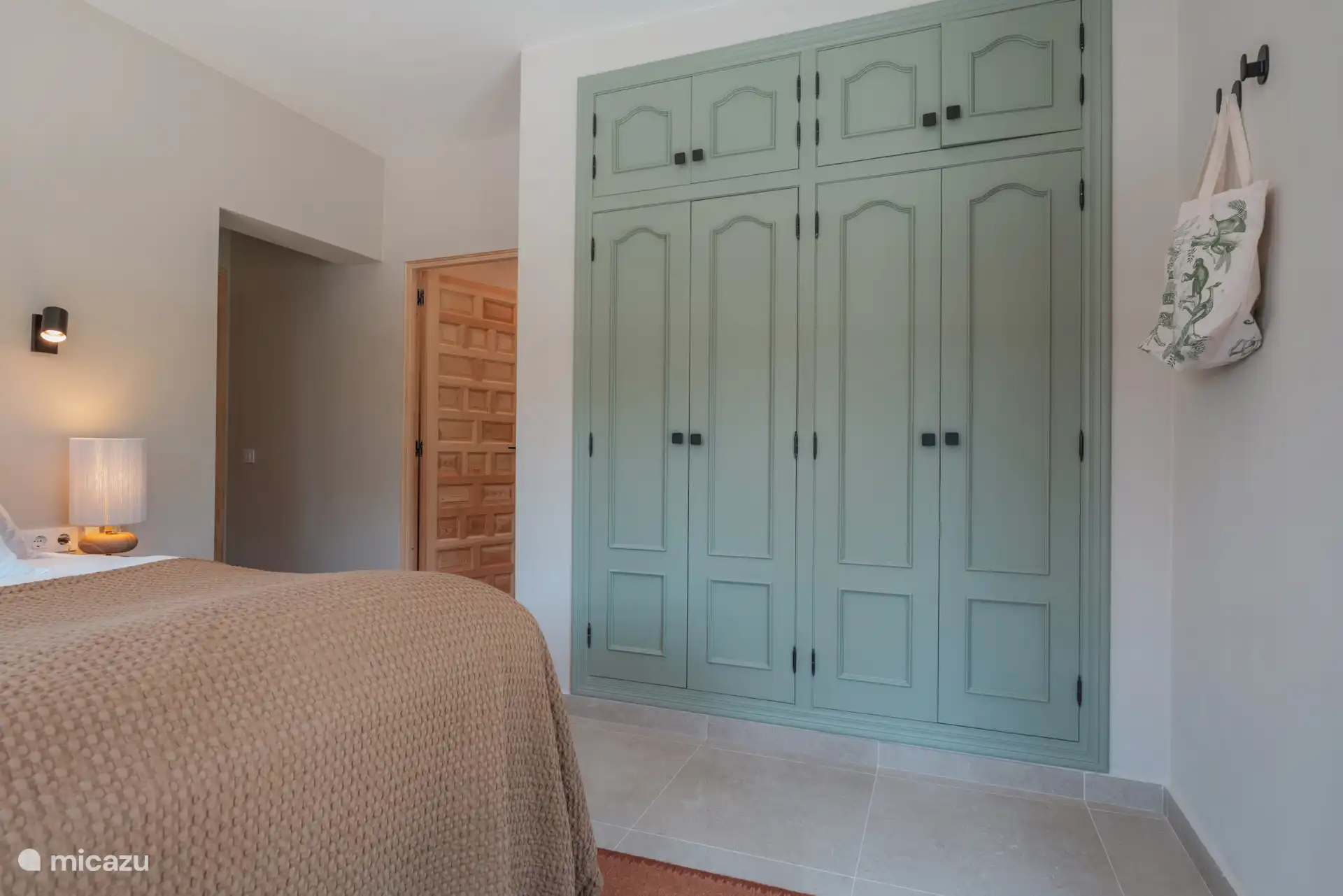 Chambre principale avec beaucoup d’espace dans le placard.