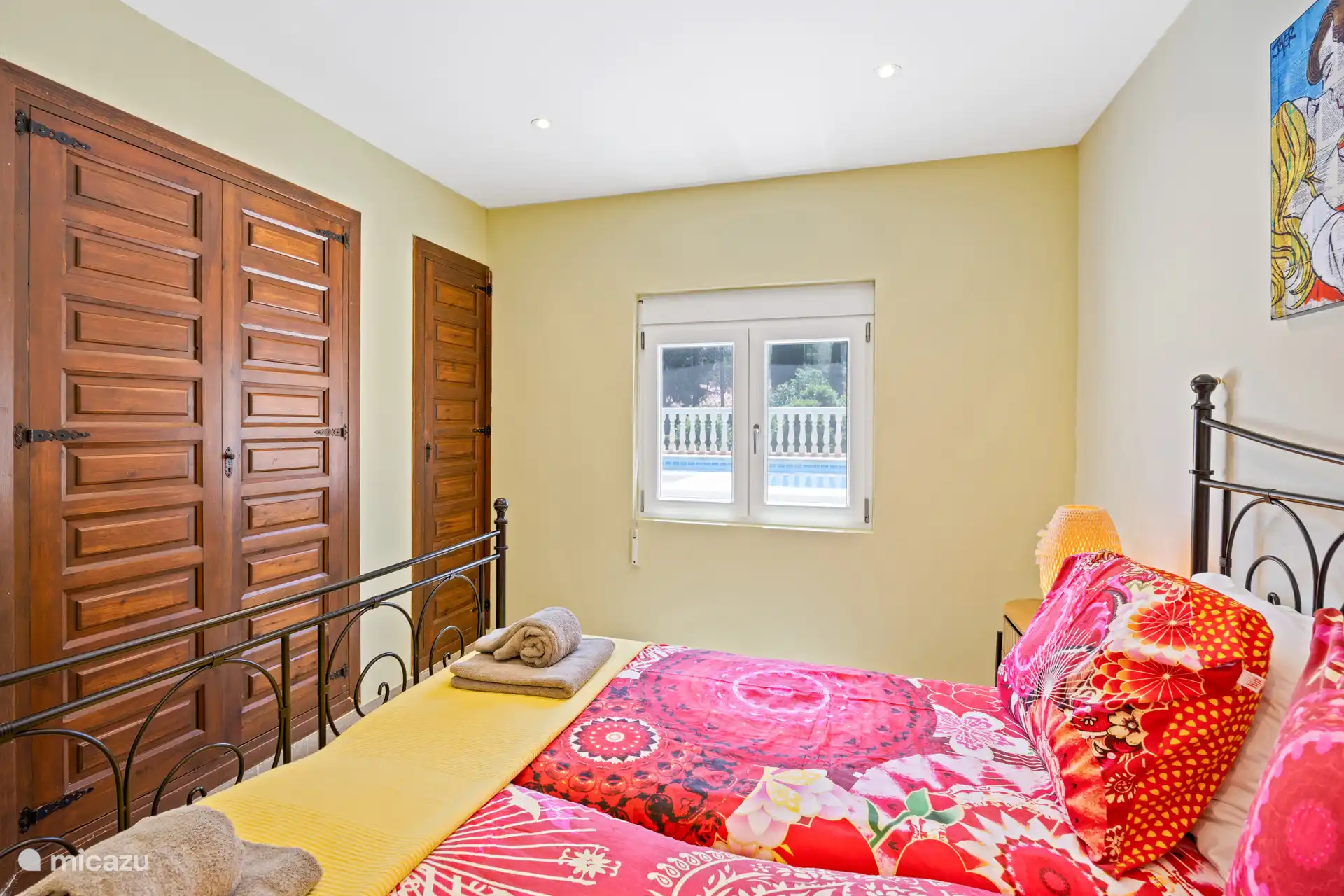 Wakker worden met uitzicht op het zwembad – deze slaapkamer heeft de beste wake-up call denkbaar. Goed slapen, beter ontwaken.