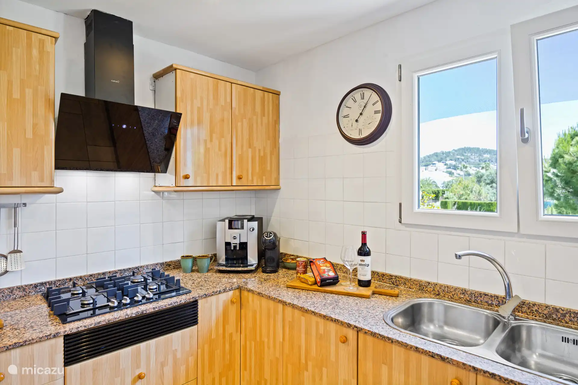 Koffie zetten met uitzicht op de Spaanse bergen – de keuken van Casa Anfora heeft alles voor een perfecte vakantiestart.
