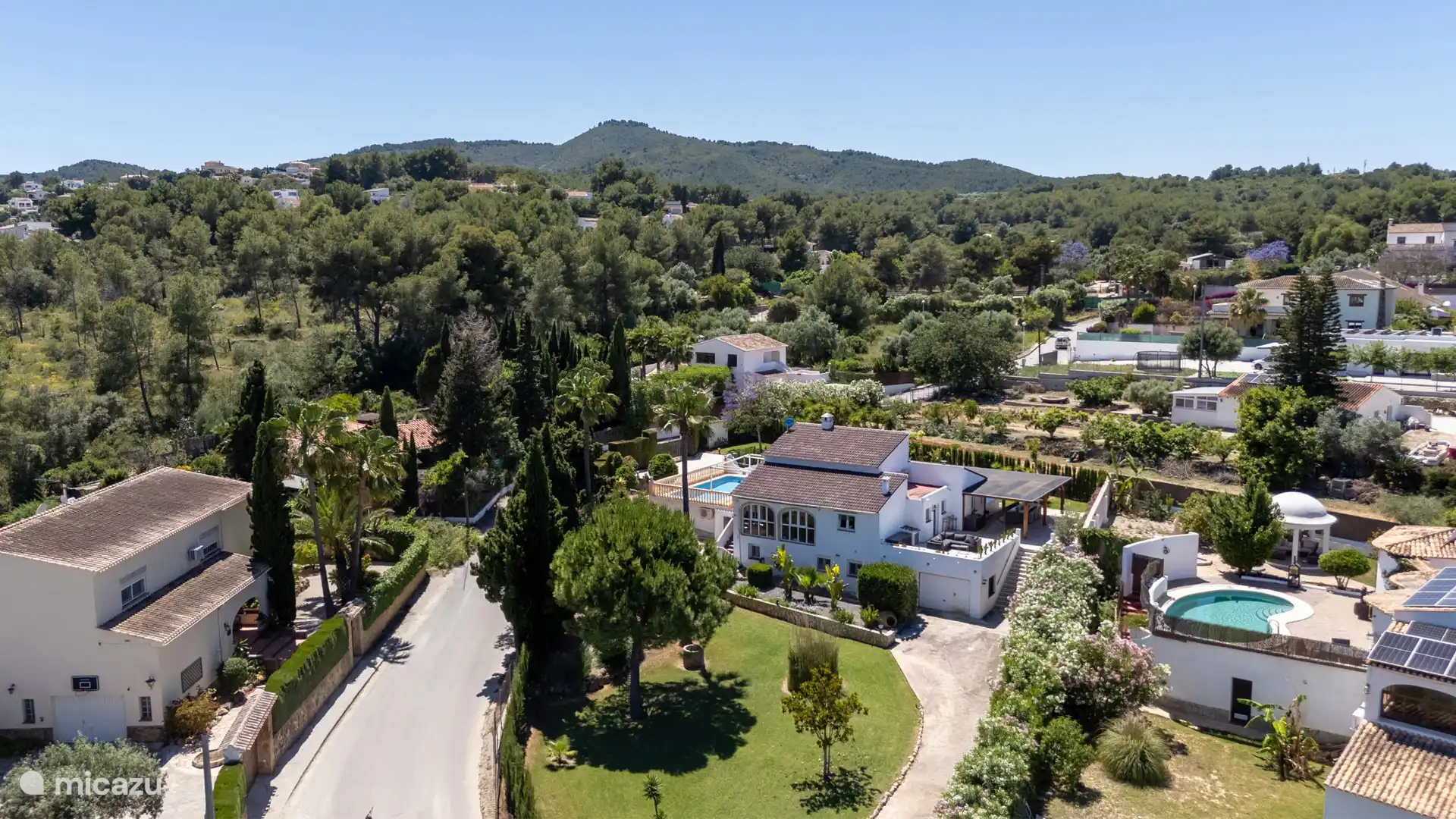 Casa Anfora vanuit de lucht – luxe villa voor 10 personen in Jávea, omgeven door groen, met zwembad en ruime tuinen op 1.850 m².