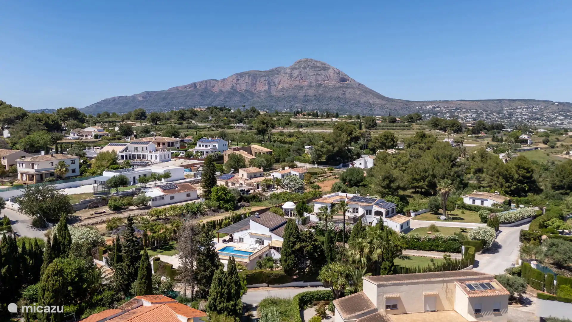 Casa Anfora met het iconische uitzicht op de Montgó – midden in het groene hart van Jávea, met zwembad en prachtige tuinen.