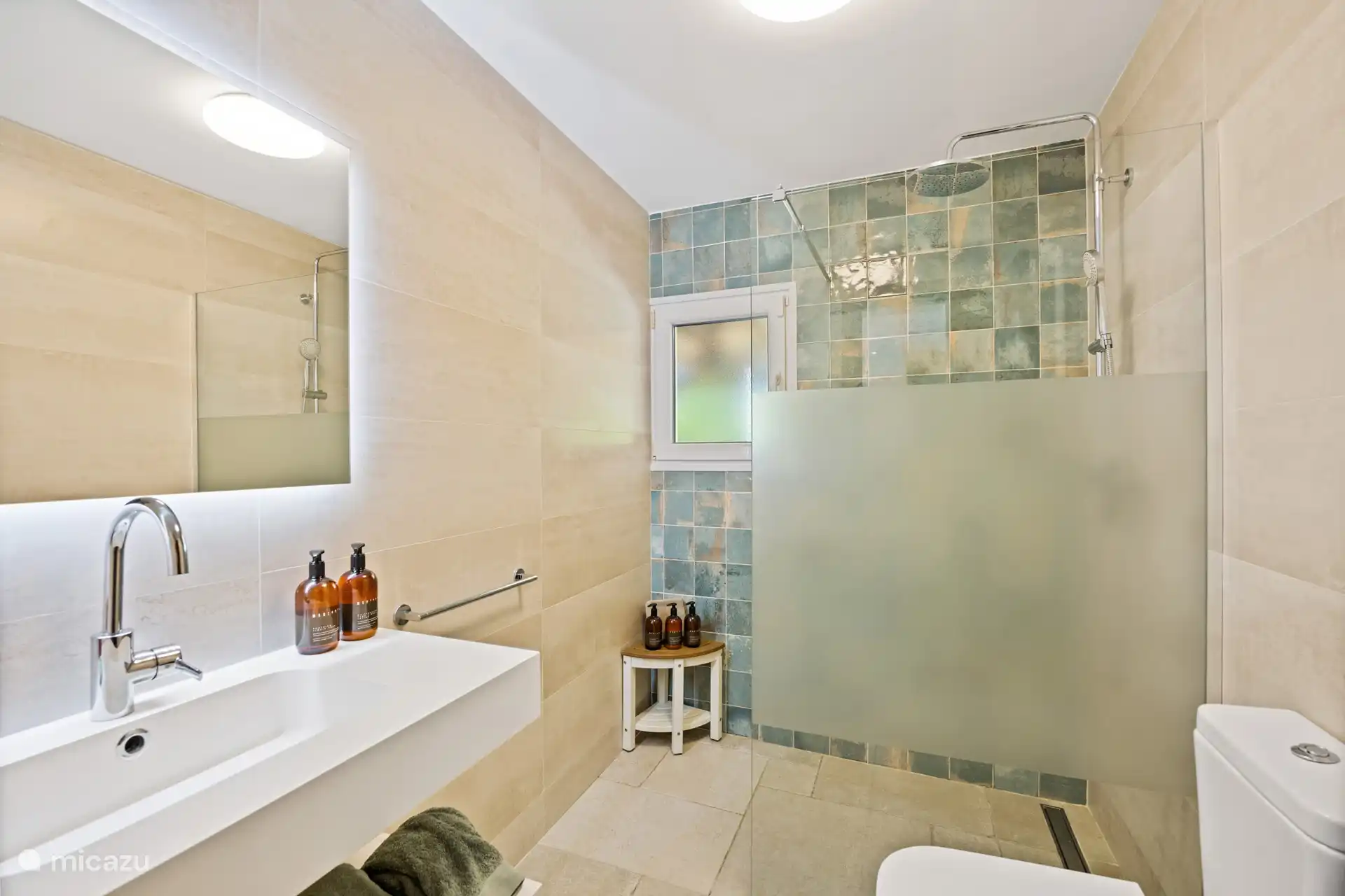 Stijlvolle badkamer met inloopdouche en luxe details – even bijkomen na een dag in de zon. Hier voel je je echt verwend.