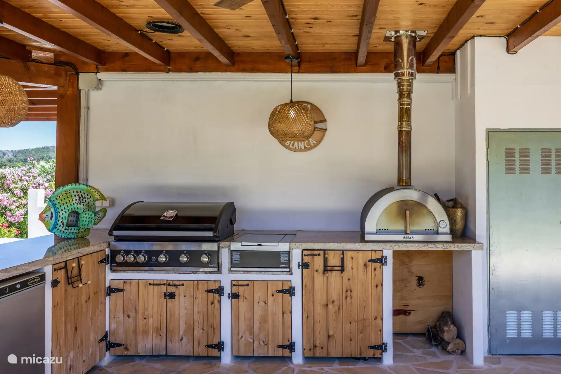 Gasbarbecue én pizzaoven zij aan zij – voor wie serieus van buiten koken houdt. Eén avond hier en je wilt nooit meer binnen eten.