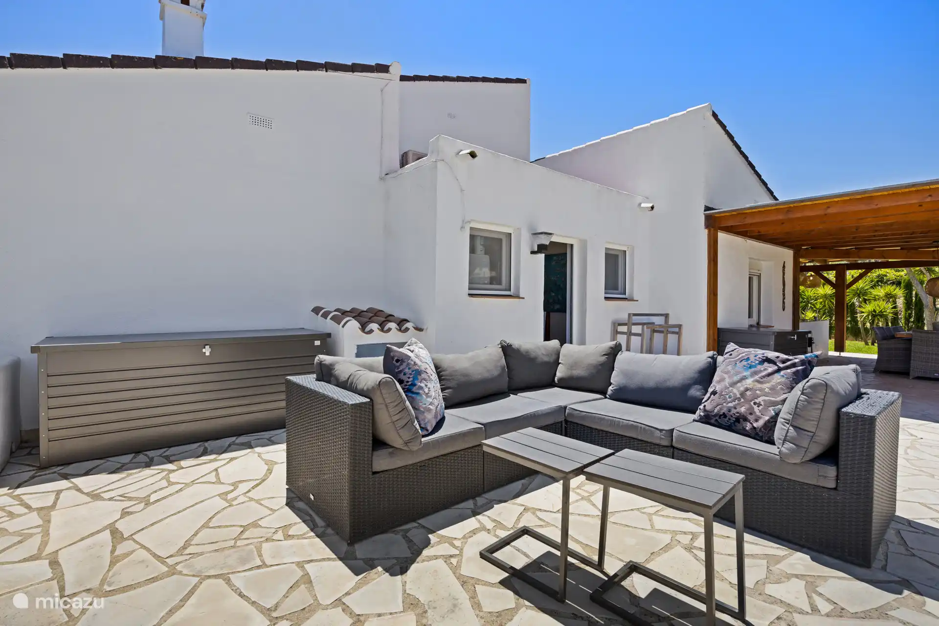 Ruime loungehoek op het terras – zakken in de kussens, blauwe lucht boven je hoofd en nergens naartoe. Dit is het leven aan de Costa Blanca.