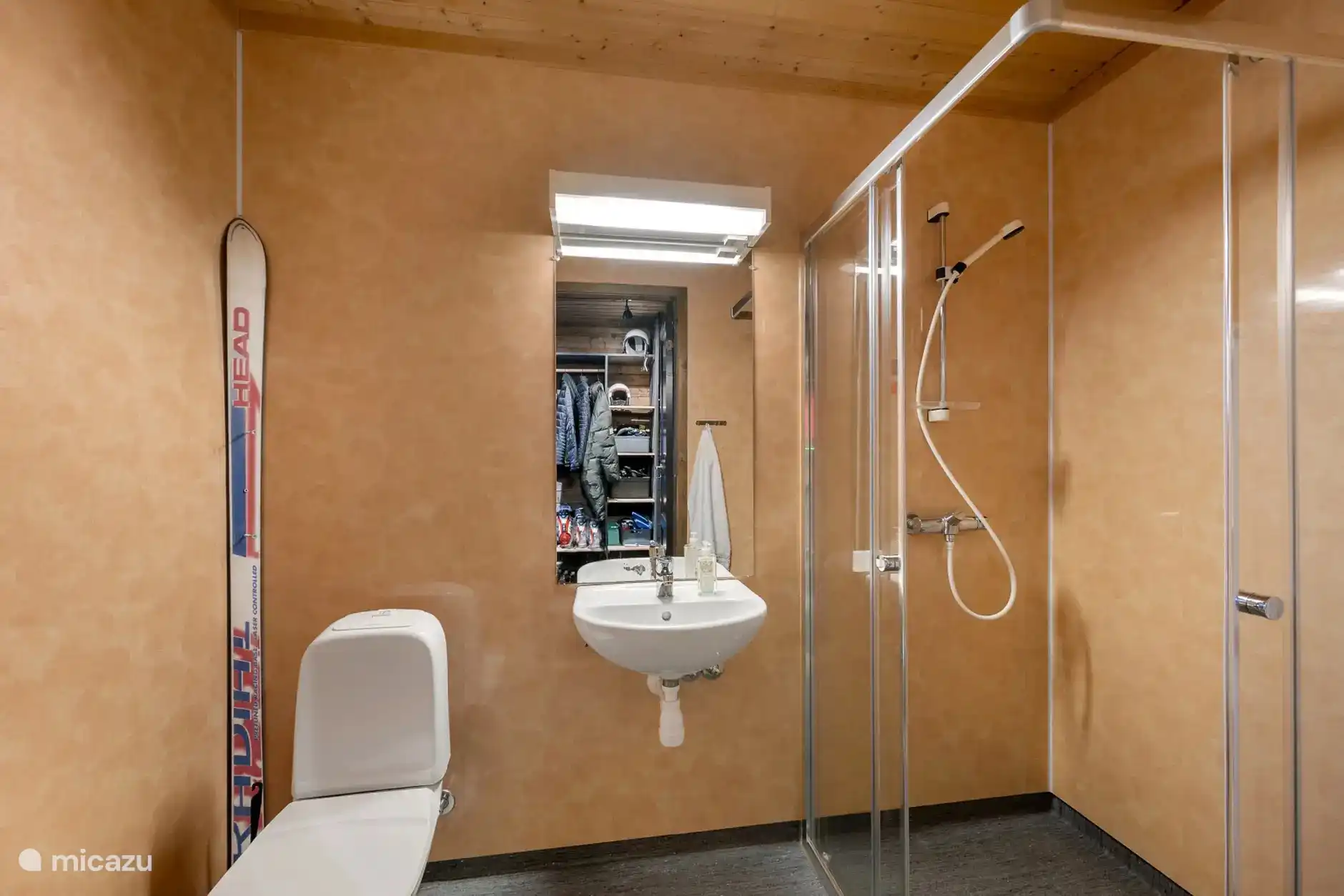 Bathroom 2 with walk-in shower, underfloor heating