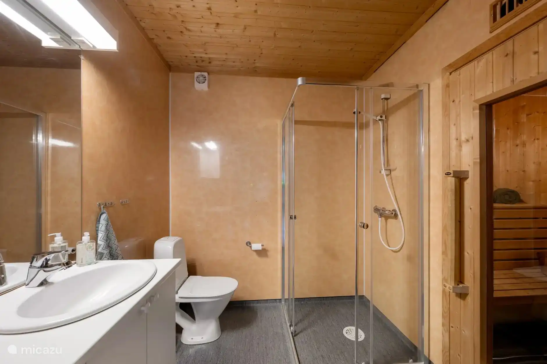 Bathroom 1 with walk-in shower, underfloor heating and sauna