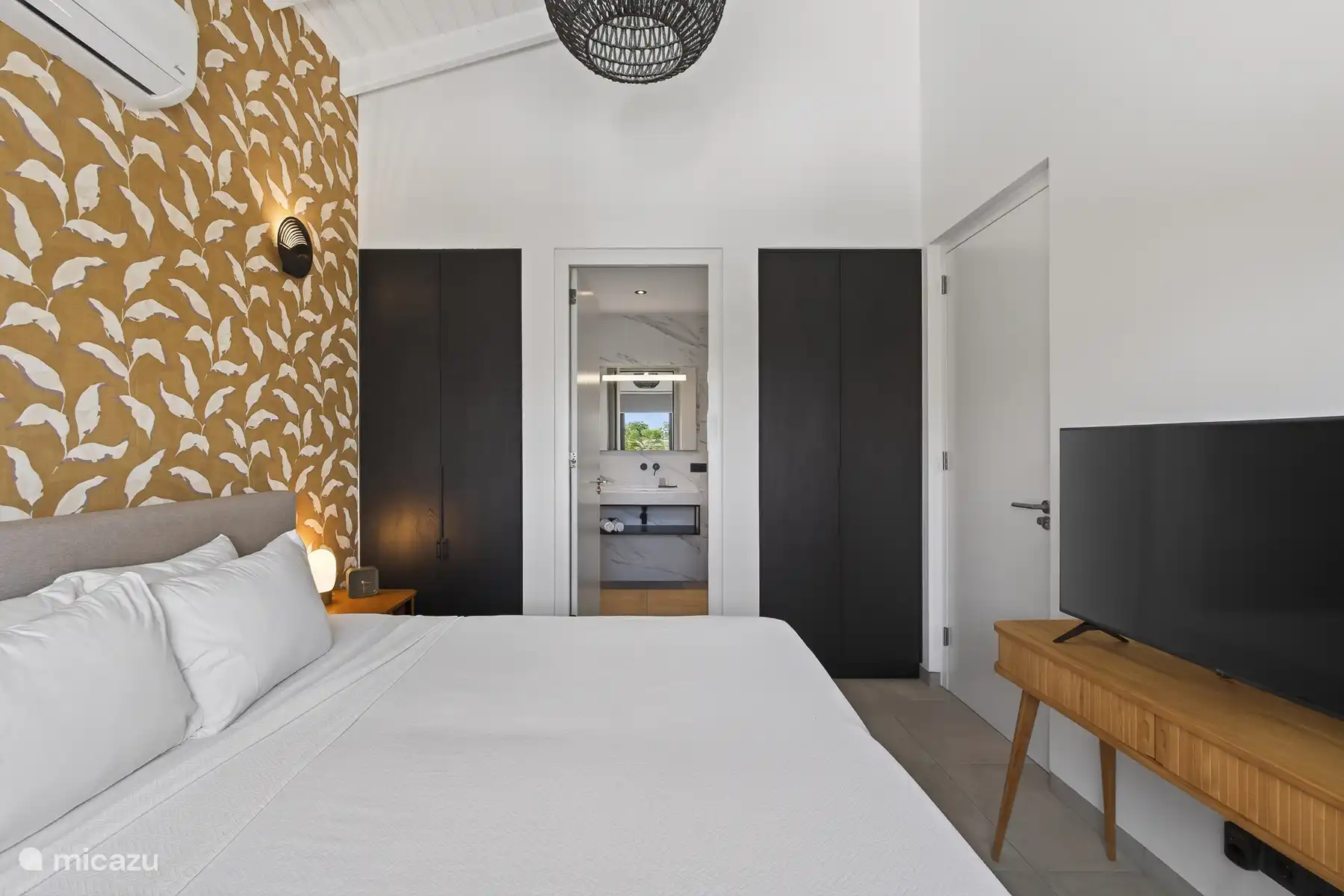 Master bedroom met ensuite badkamer